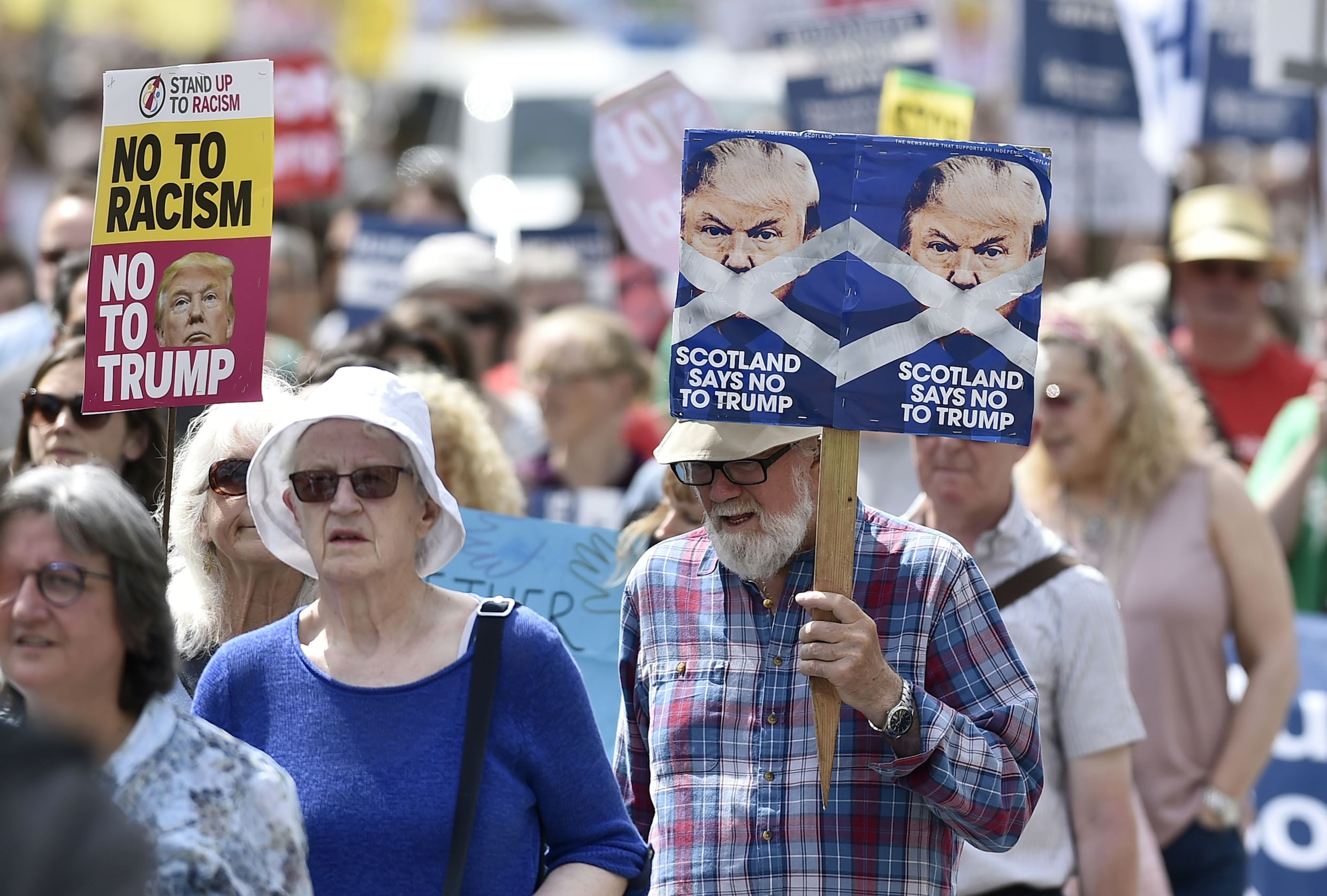 Duizenden Schotten protesteren tegen komst Trump: "We konden hem niet zomaar een rustig partijtje golf laten spelen"