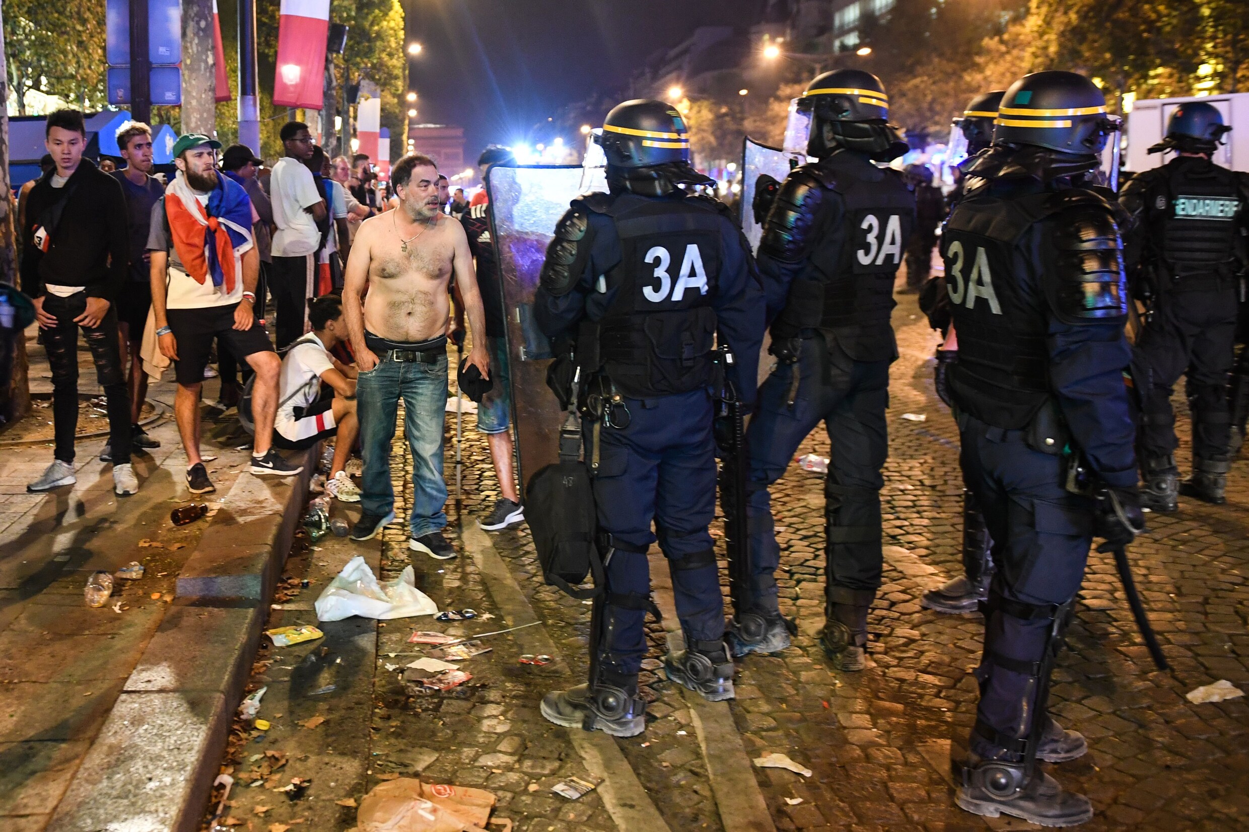 Viering WK-titel loopt uit de hand in Frankrijk: winkels geplunderd, kinderen en agenten gewond