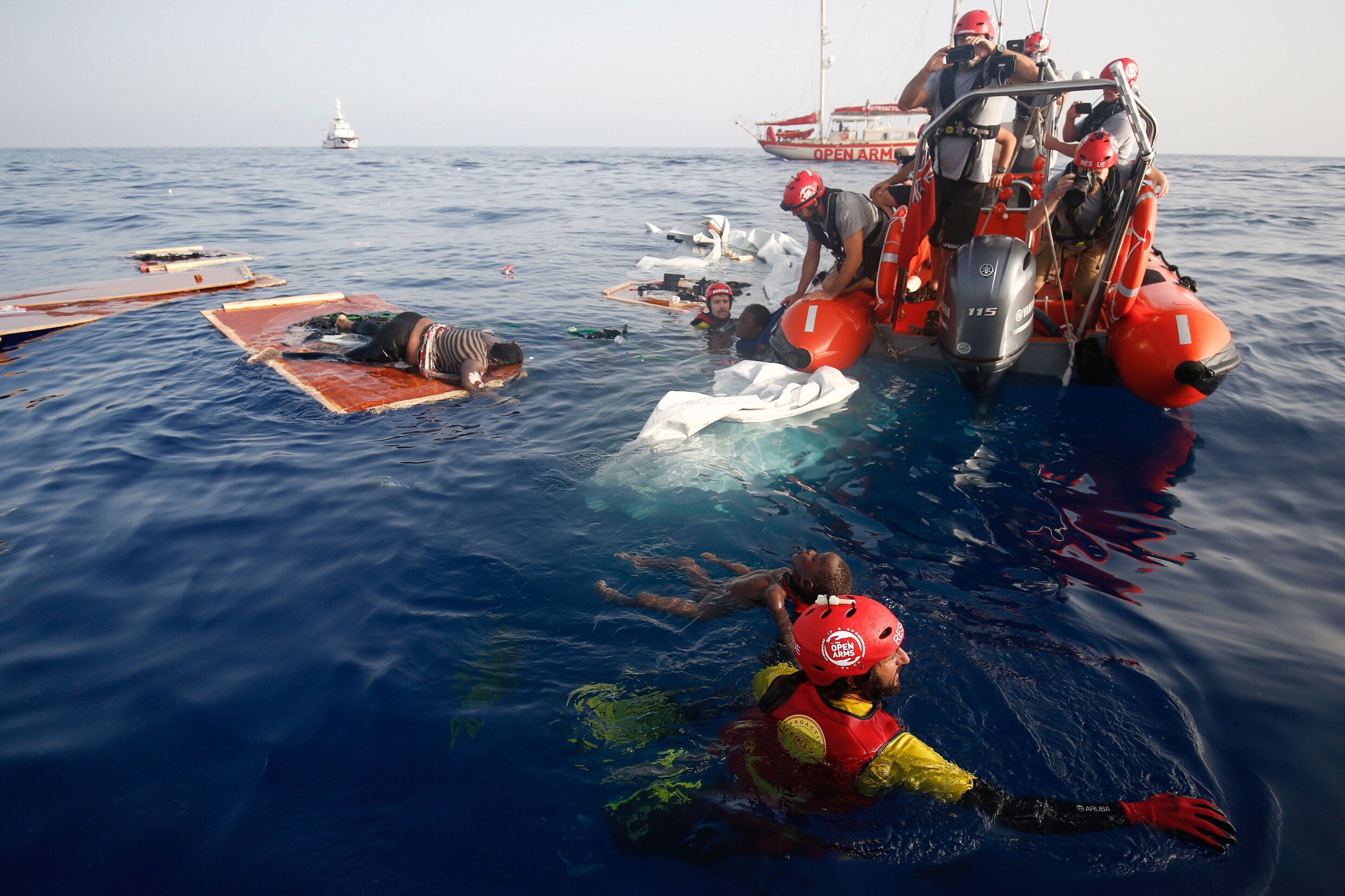 Vluchtelingen dood gevonden op gezonken rubberboot in Middellandse Zee