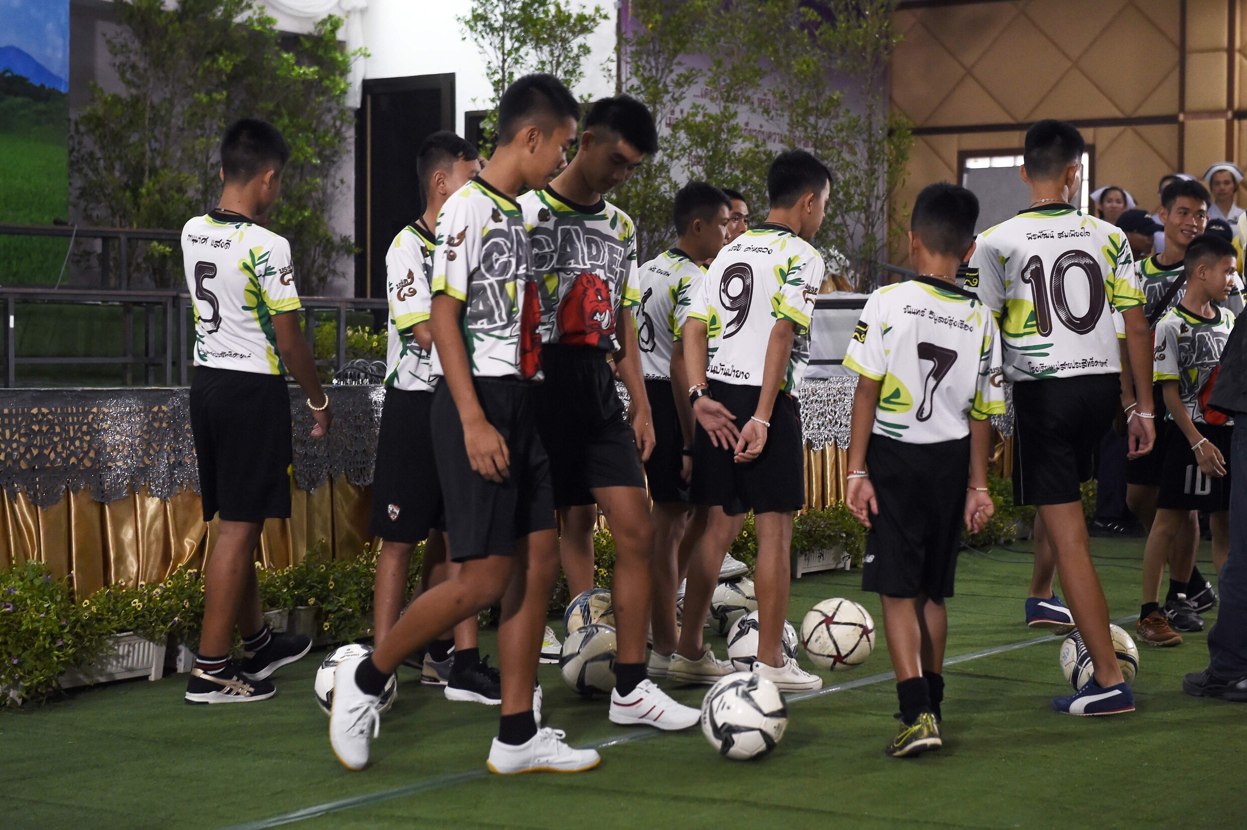 Thaise voetballertjes en coach verlaten het ziekenhuis en hebben zelfs een kunstje in petto