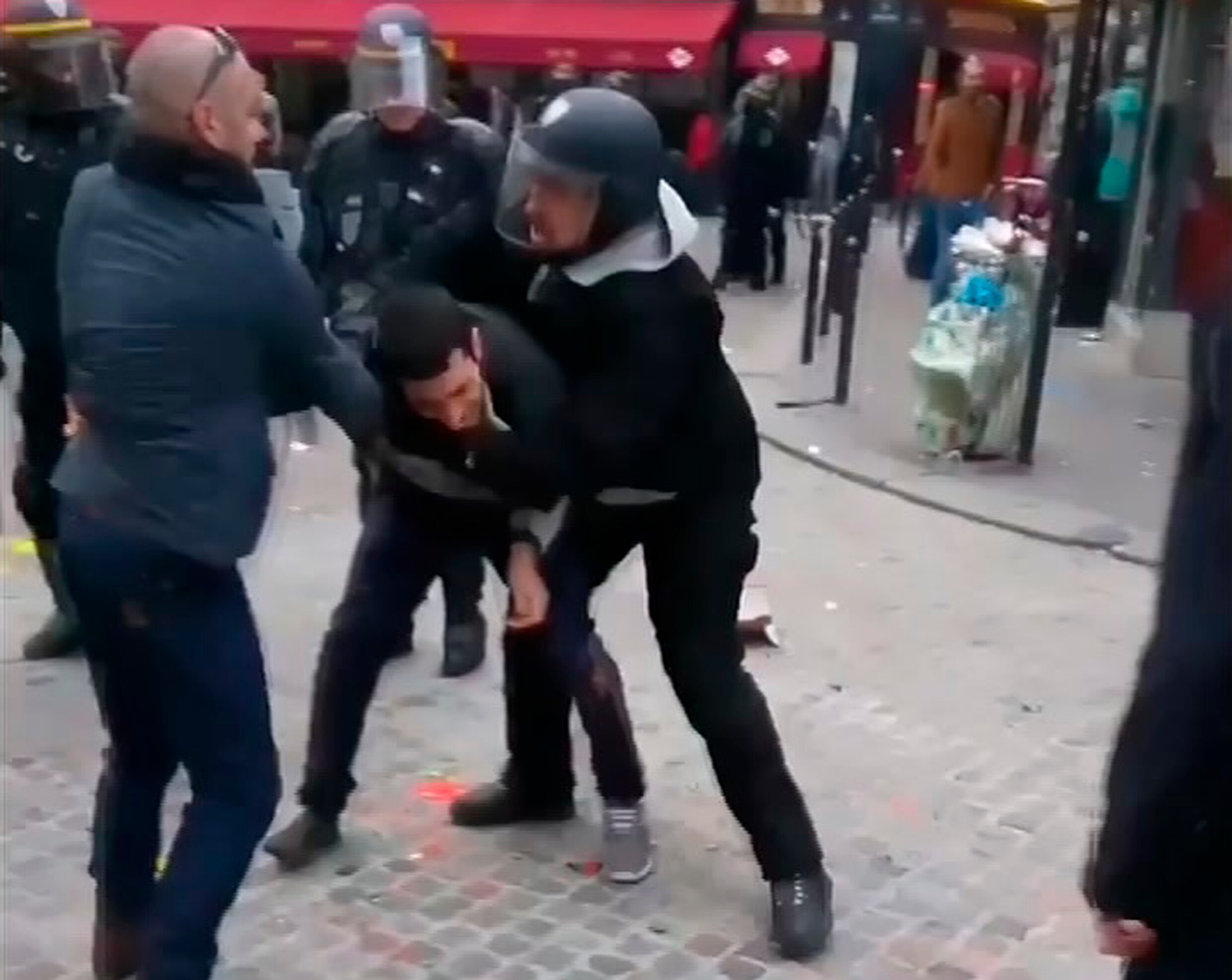 Elysée verzweeg voor Justitie dat Alexandre Benalla op 1 mei een betoger in elkaar sloeg