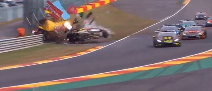 Gruwelijke crash op Spa-Francorchamps: coureur stevent recht op stewards af