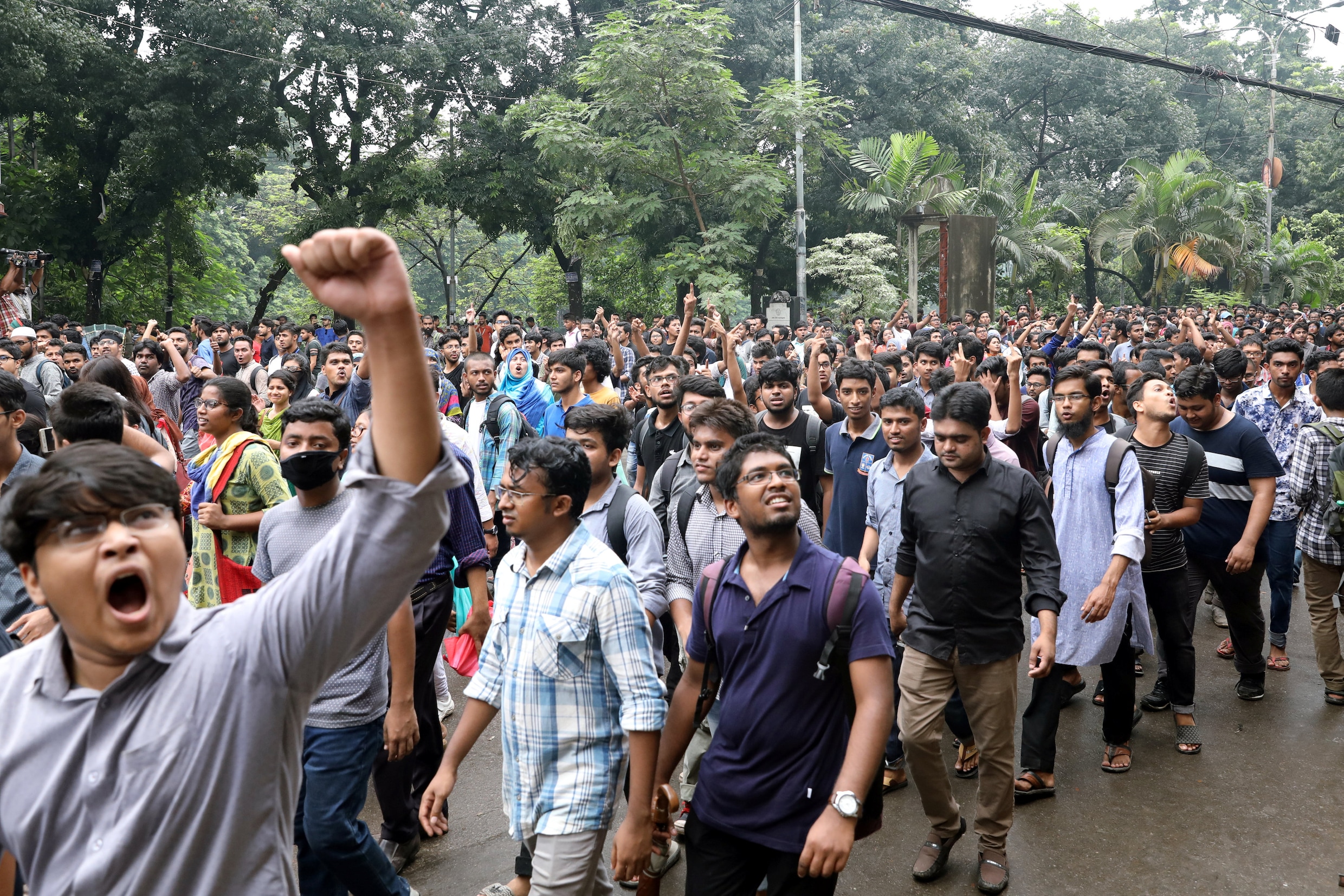 Bangladesh overweegt doodstraf voor doodrijders nadat jongeren massaal op straat komen