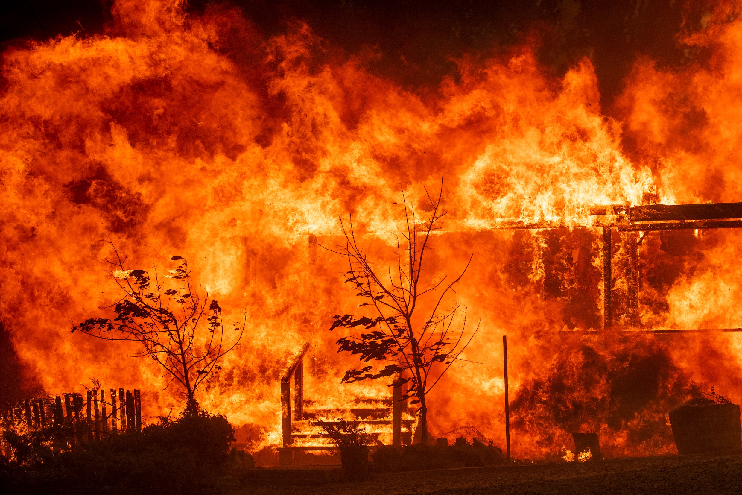 Grootste bosbrand ooit in Californië nadat 2 brandhaarden samenkomen