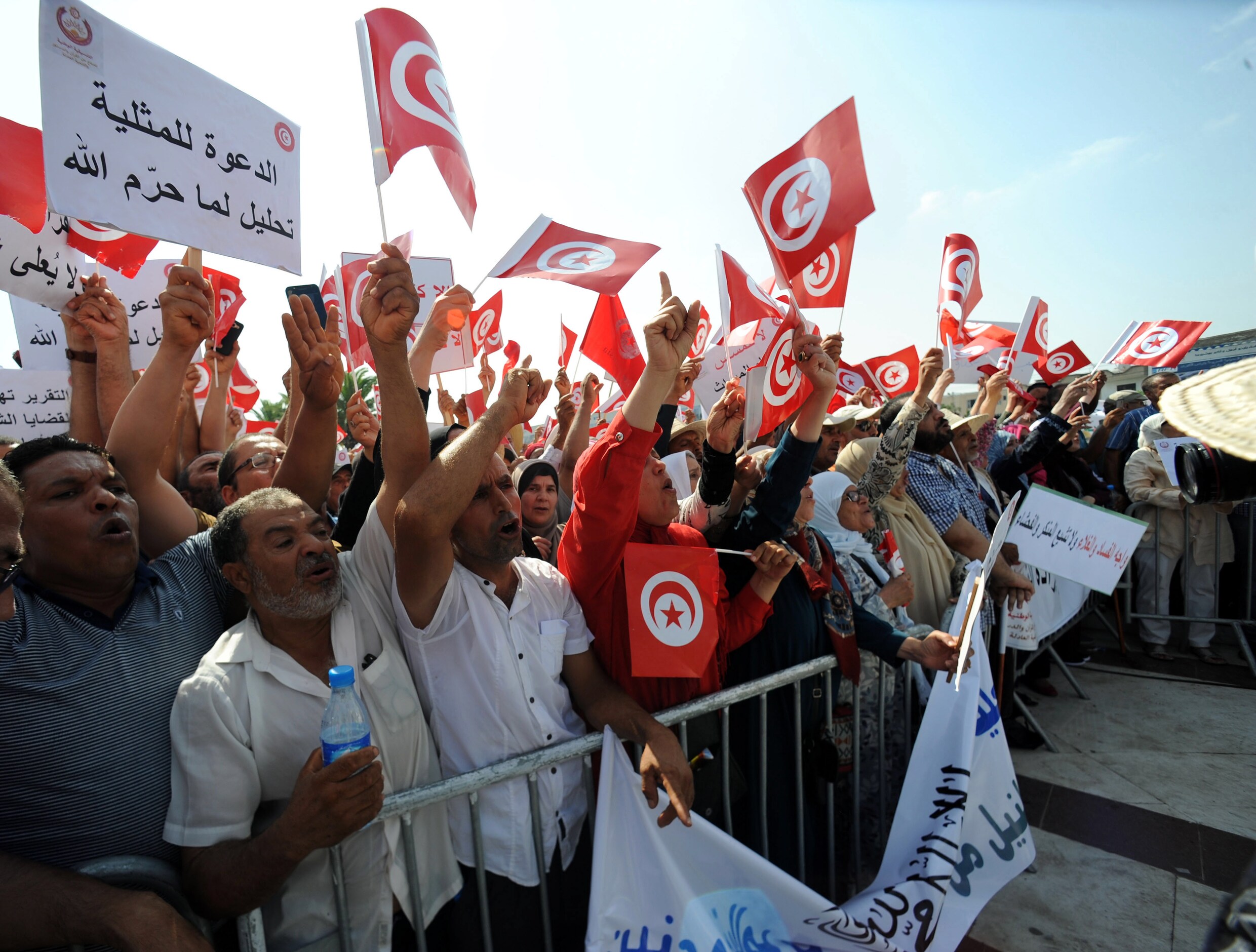Honderden Tunesische mannen én vrouwen op straat tegen vrouwenrechten