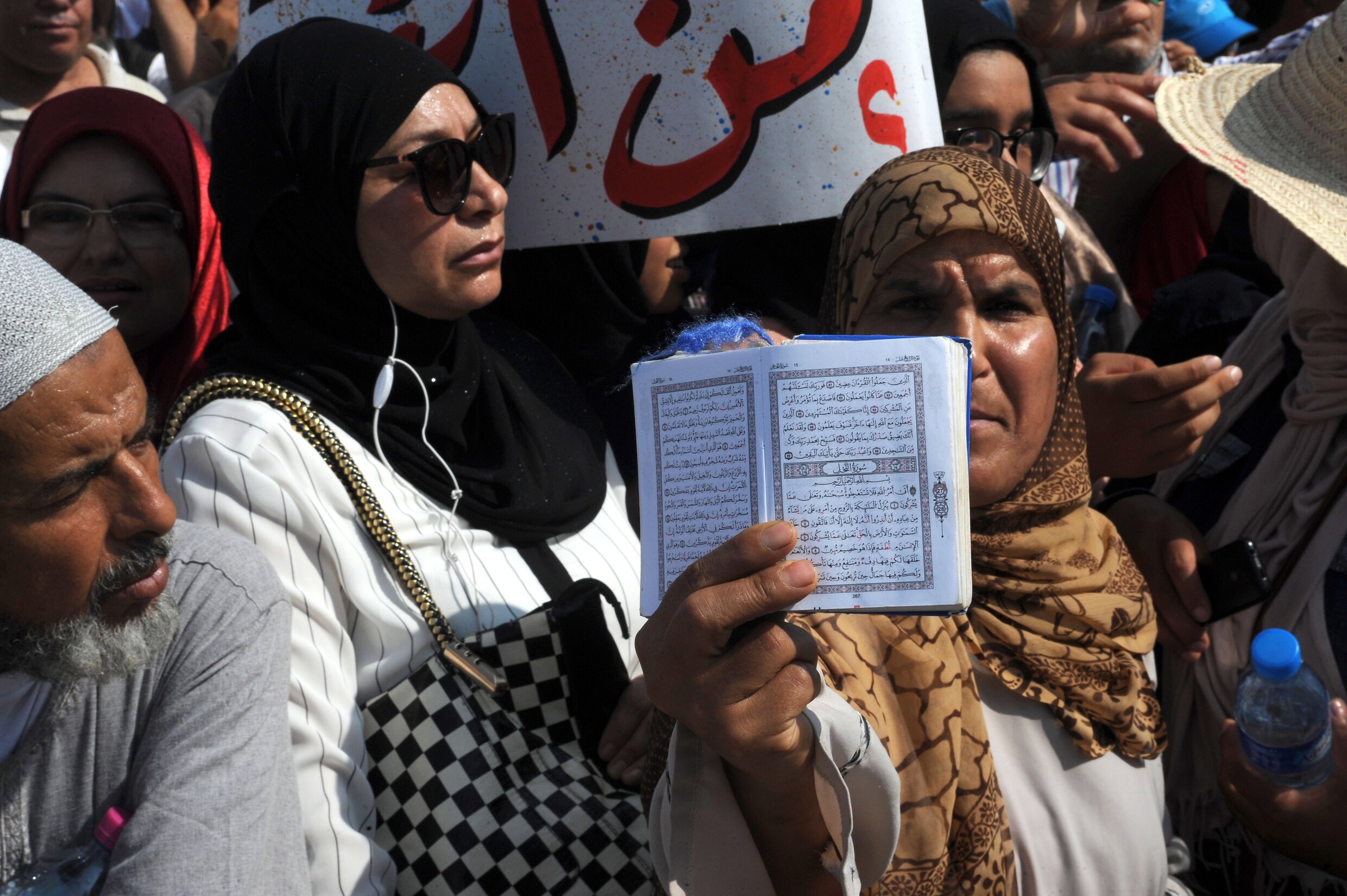Honderden Tunesische mannen én vrouwen op straat tegen vrouwenrechten
