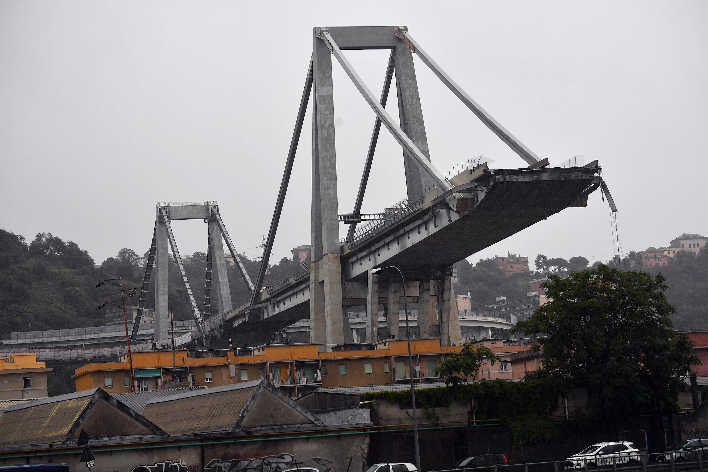 Minstens 42 doden na instorting omstreden brug nabij Genua