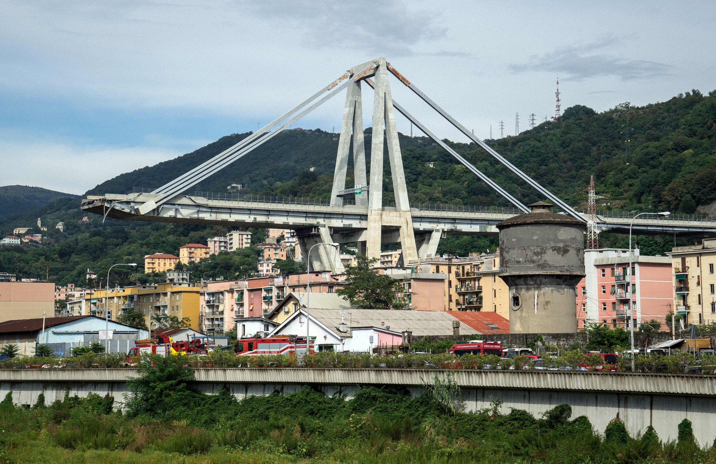 In beeld: De ravage na het instorten van de brug in Genua