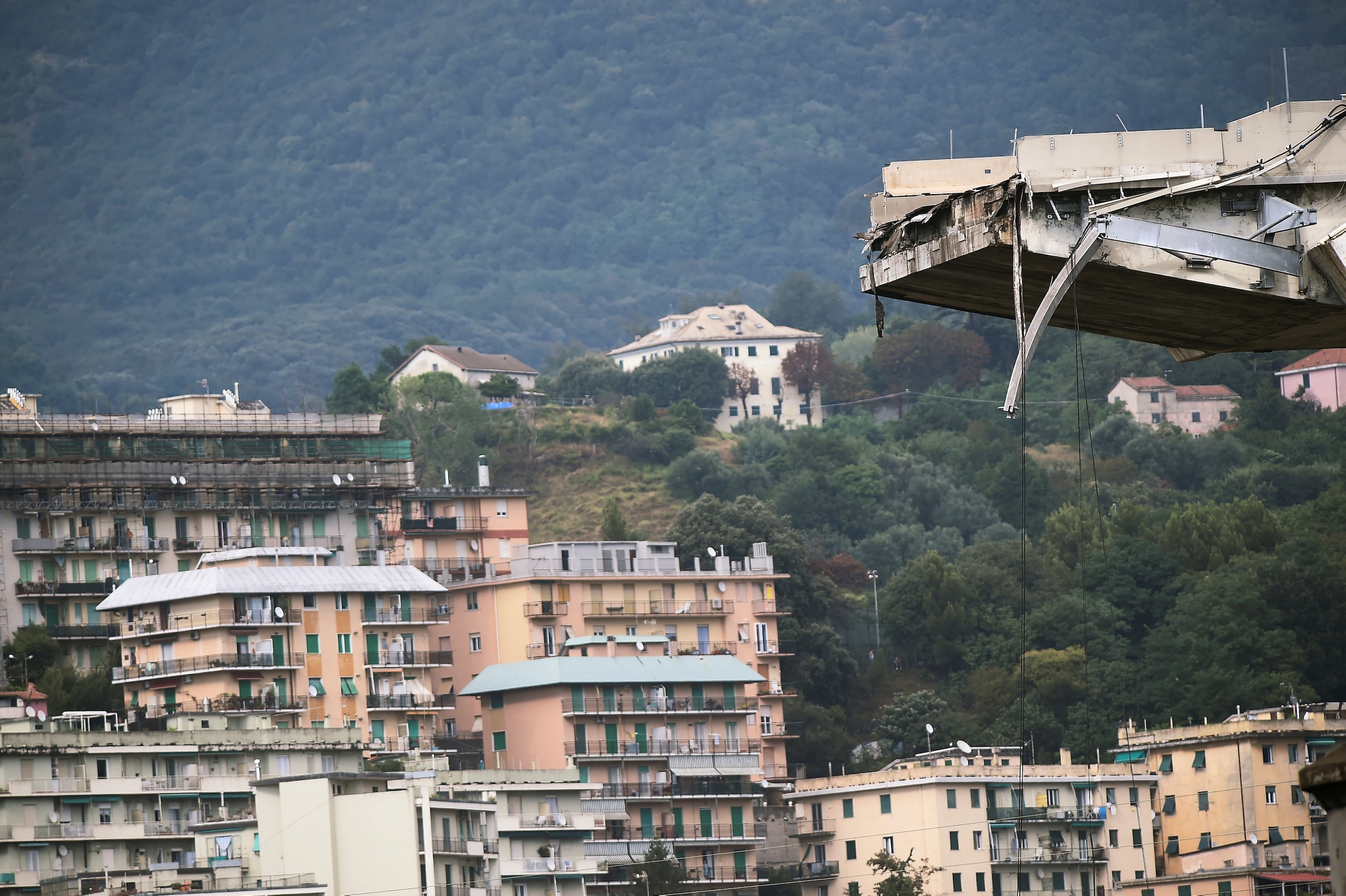 In beeld: De ravage na het instorten van de brug in Genua