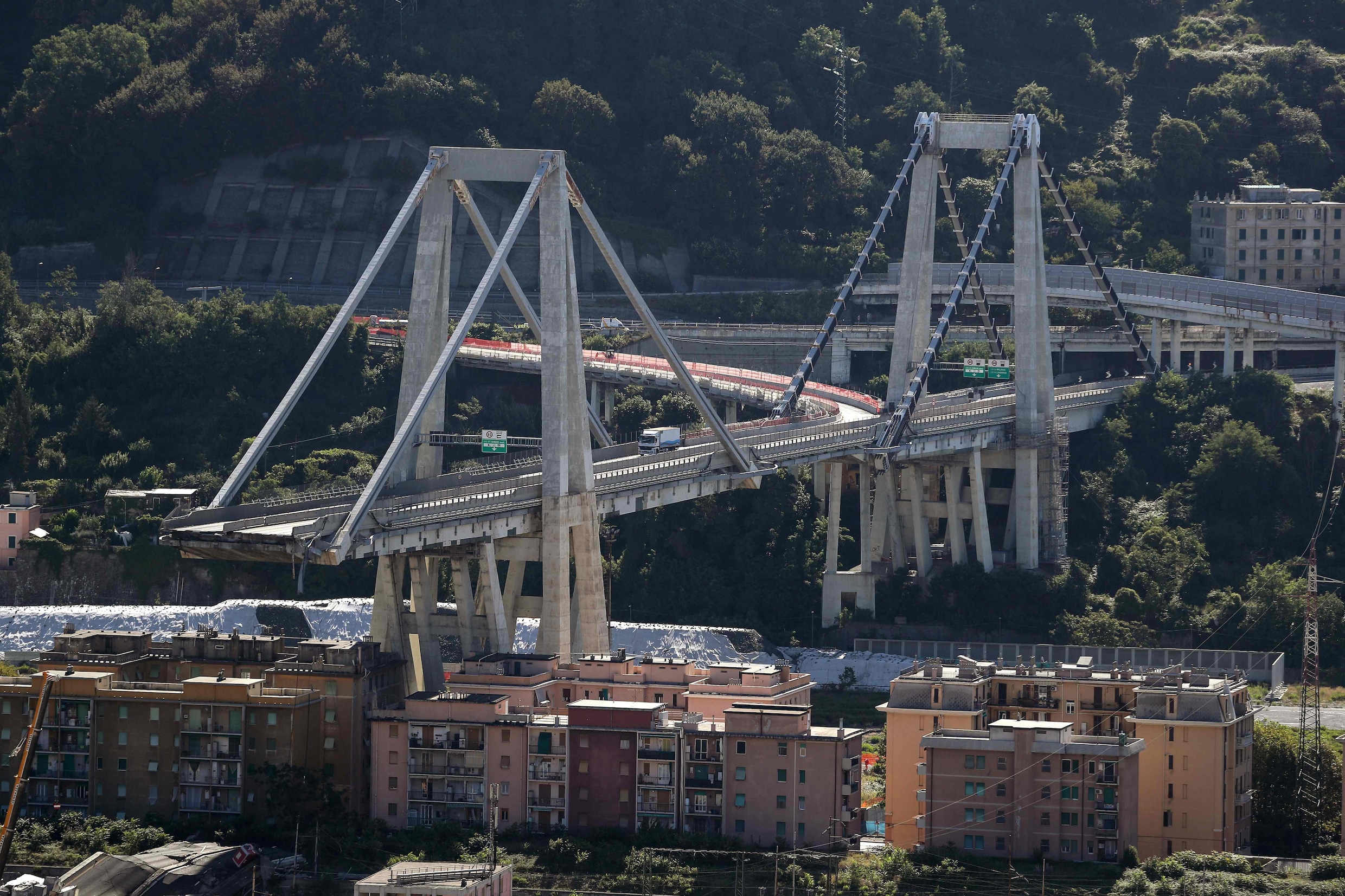 Buurtbewoners van ingestorte brug in Genua meten de schade op en likken hun wonden