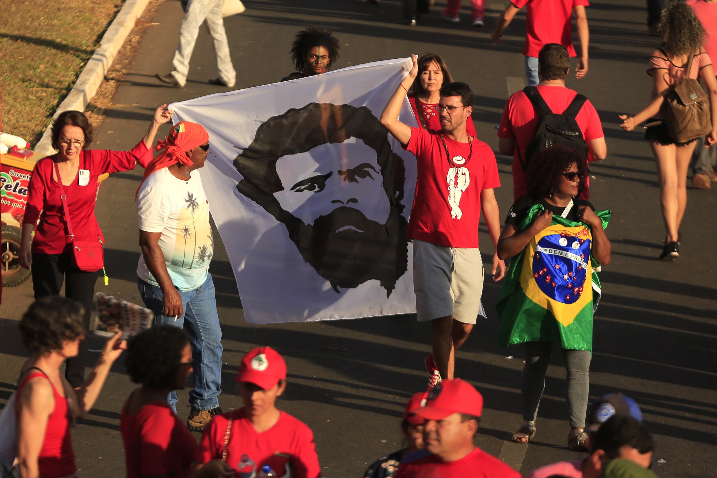 Opgesloten Lula geregistreerd als presidentskandidaat in Brazilië: met voorsprong populairste kandidaat