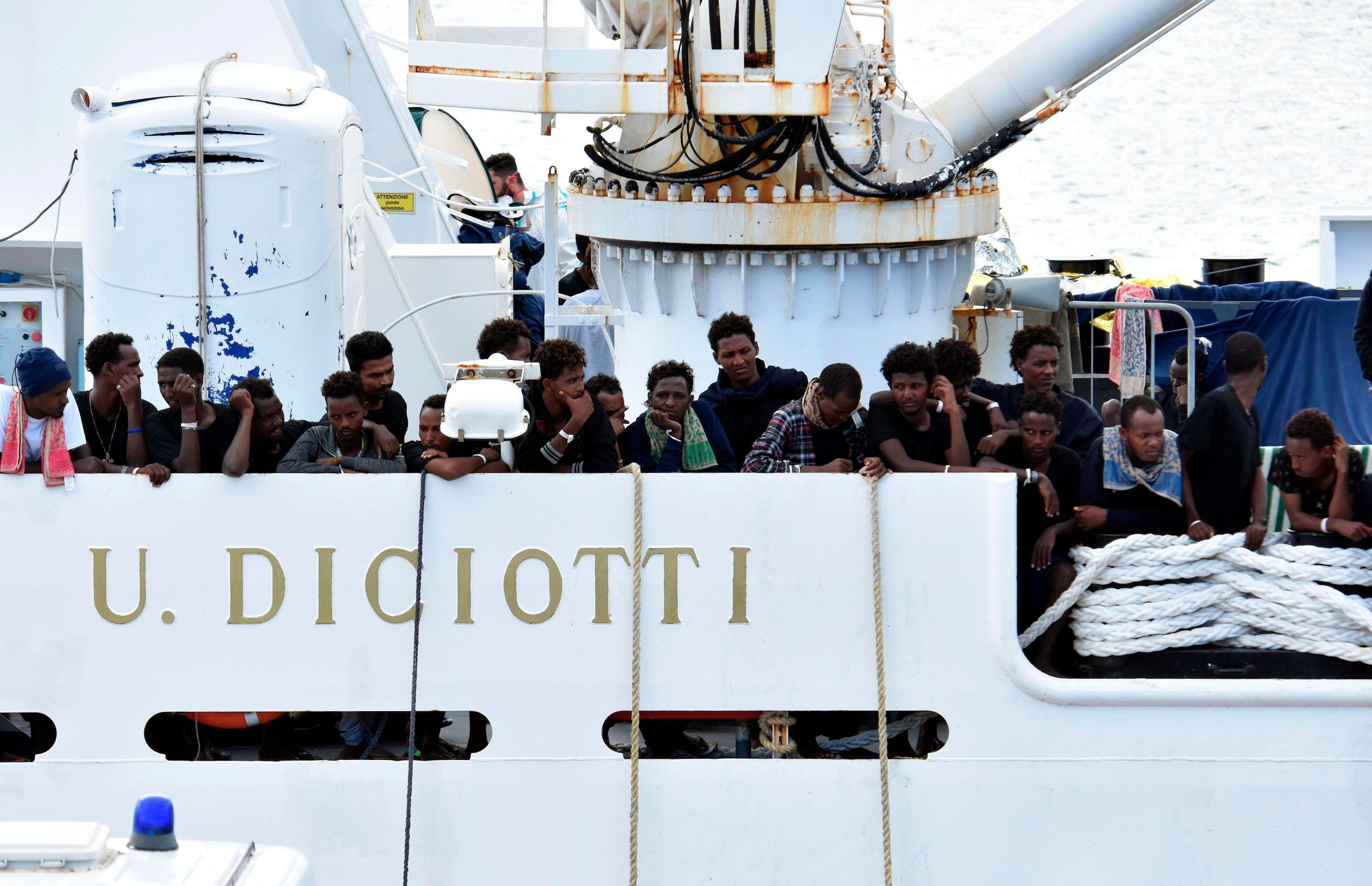 Italië opent onderzoek tegen minister Salvini nadat migranten dagen vastzitten op schip