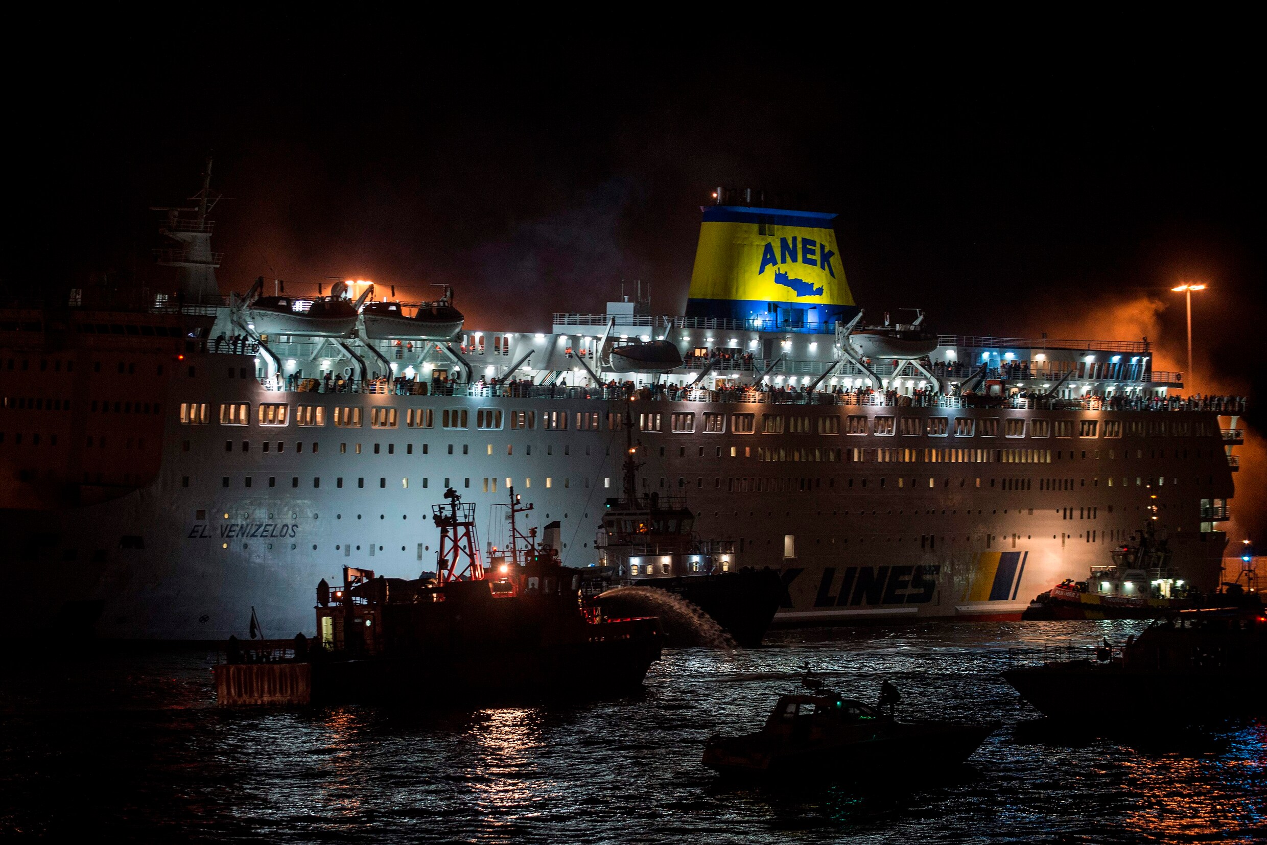 Grieks schip maakt rechtsomkeer naar haven van Piraeus wegens brand