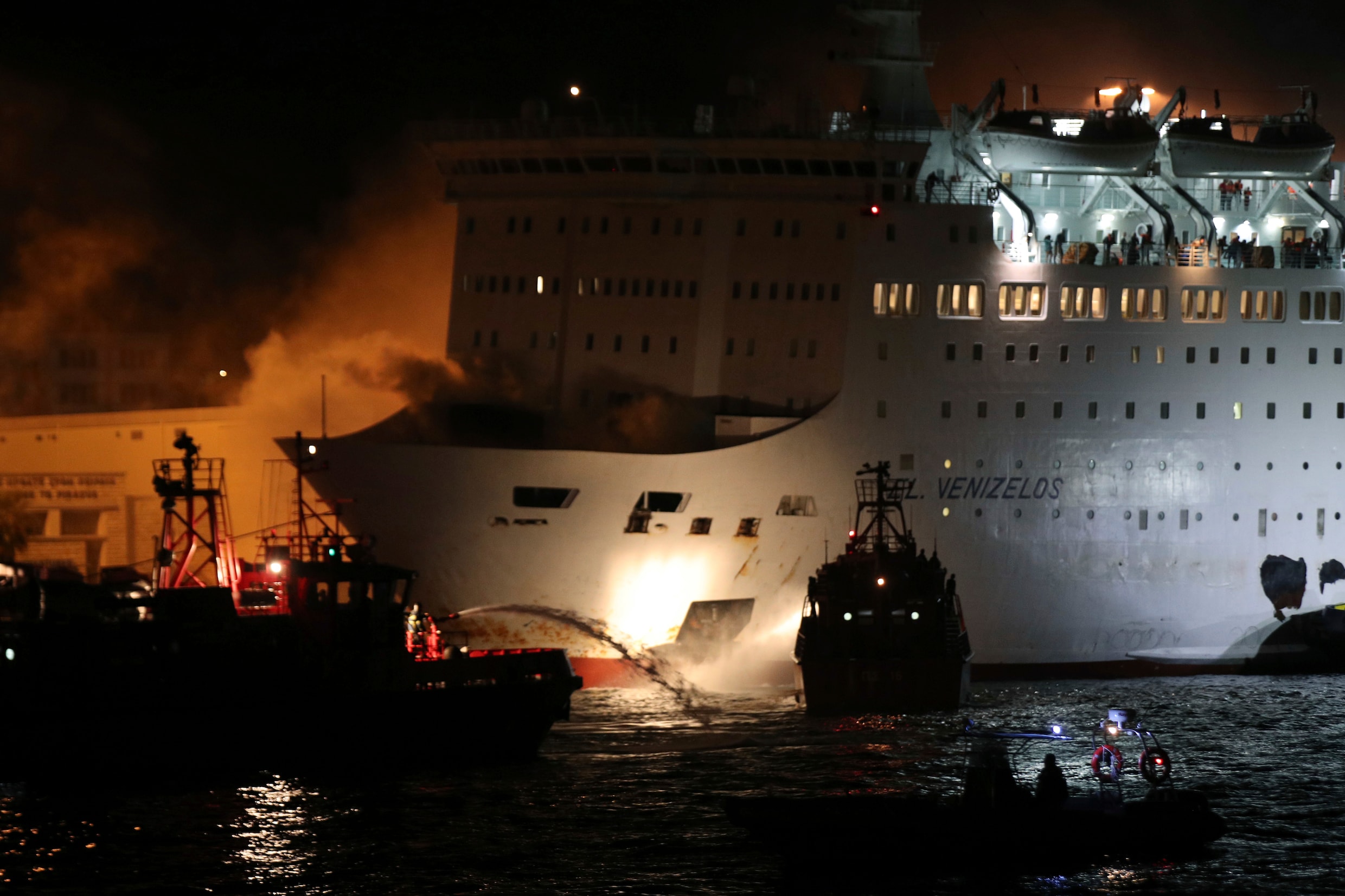 Grieks schip maakt rechtsomkeer naar haven van Piraeus wegens brand