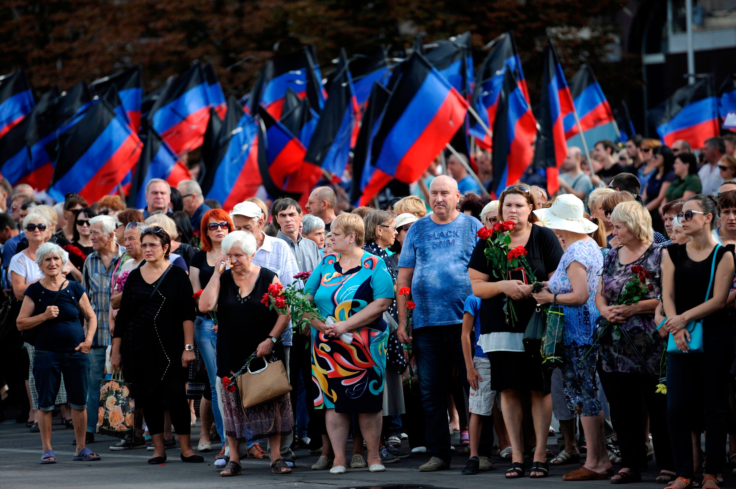 Tienduizenden mensen nemen afscheid van pro-Russische rebellenleider in Donetsk