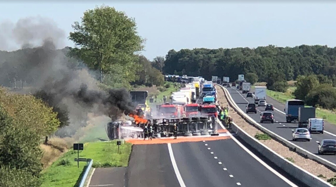 Truck kantelt en vat vuur op E34 Oud-Turnhout