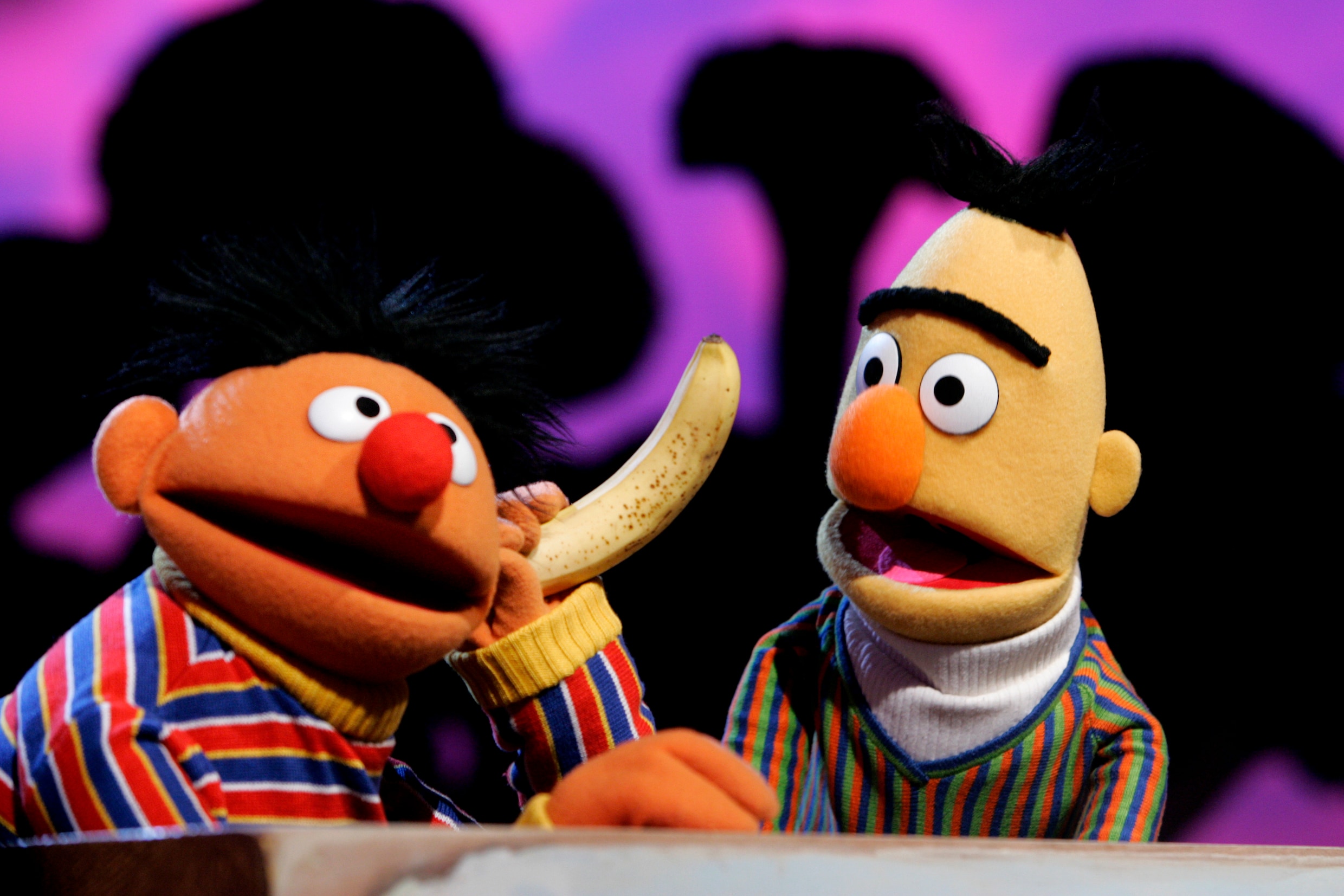 huisgenoten-bert-en-ernie-die-af-en-toe-een-banaan-in-hun-oor