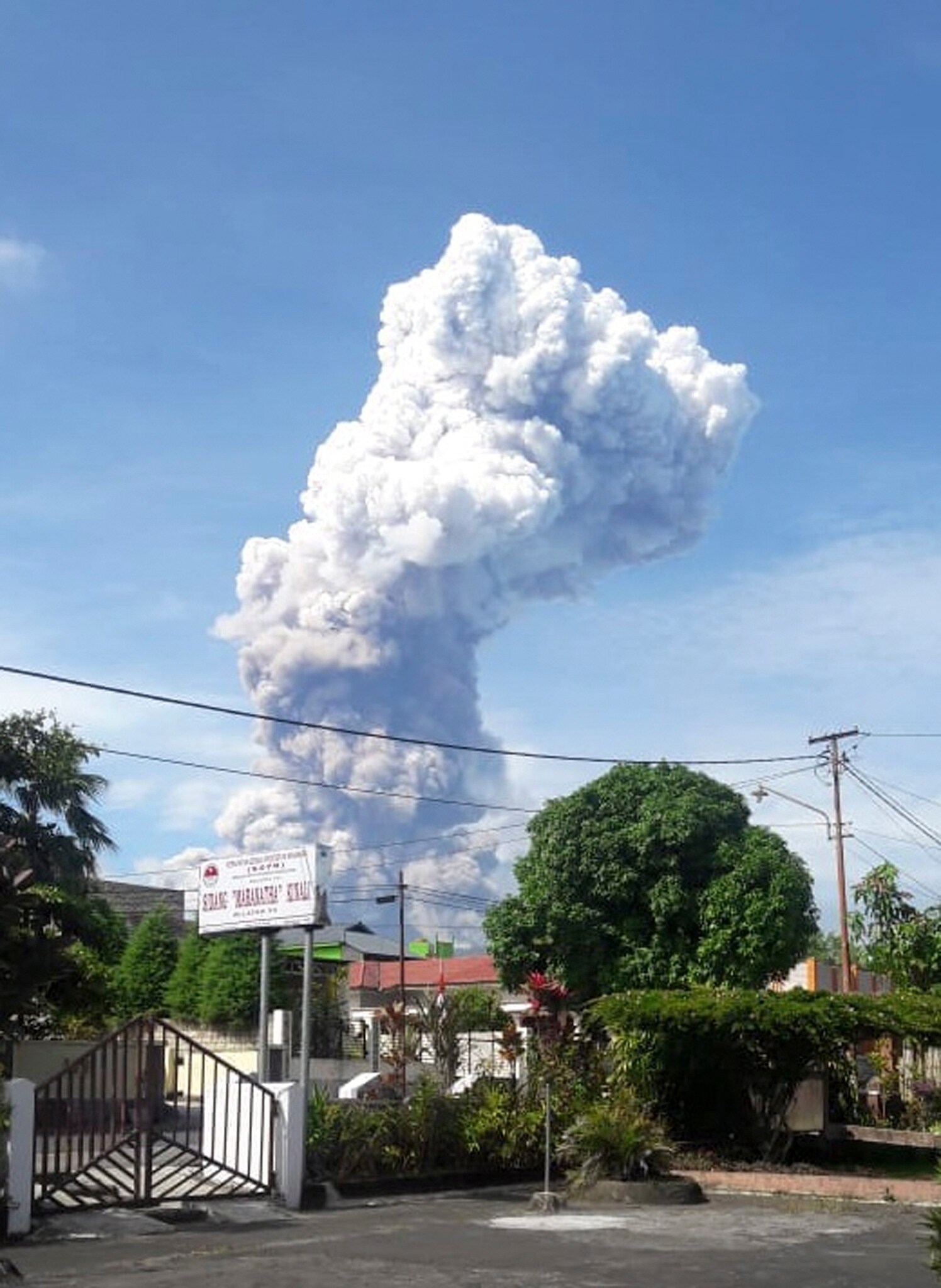 Sulawesi na aardbeving en tsunami getroffen door vulkaanuitbarsting
