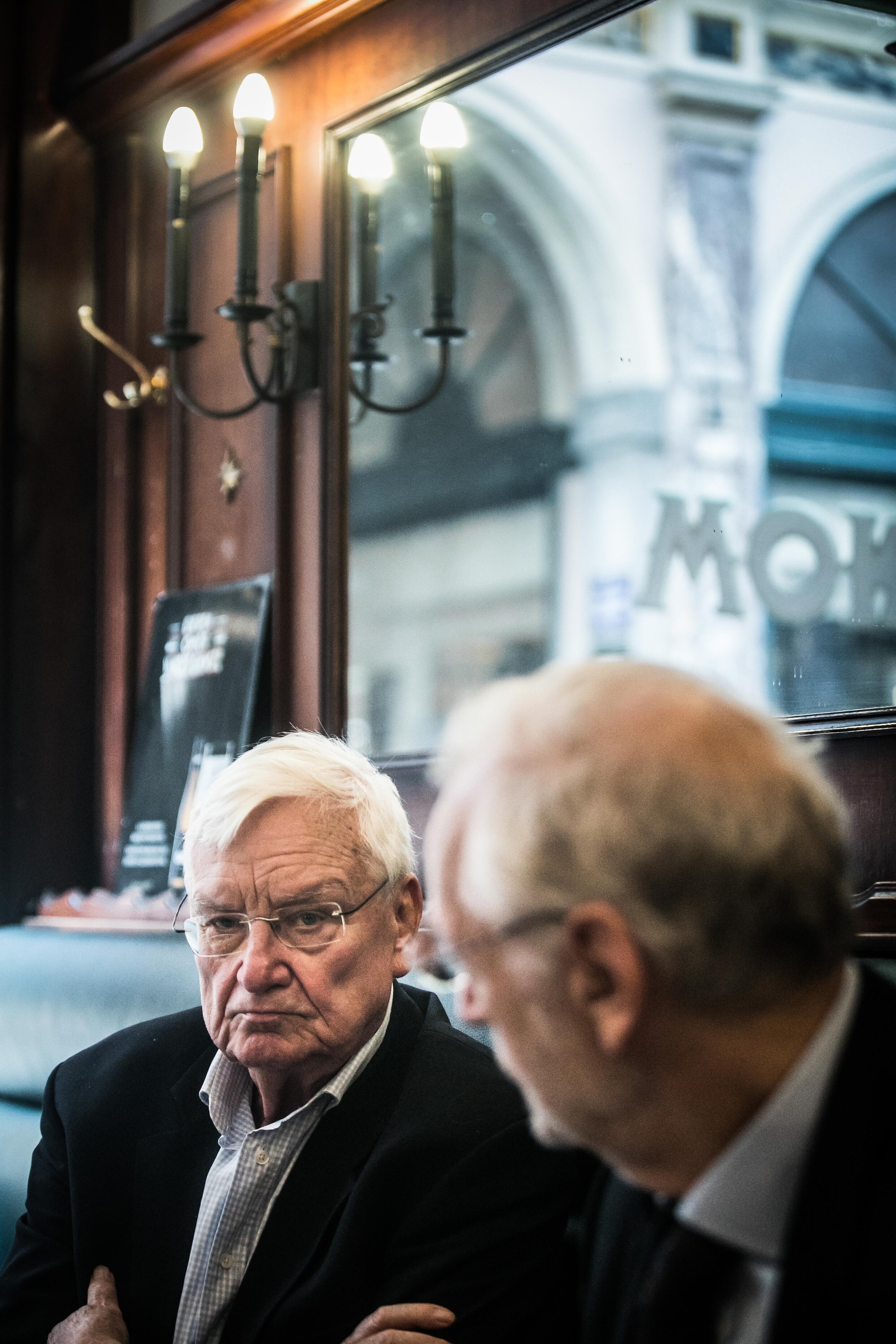 Walter Zinzen (81) en Rik Van Cauwelaert (68) fileren het politieke schouwspel