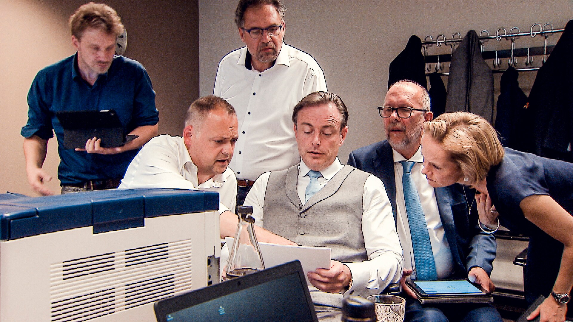 De Wever in warroom op verkiezingsdag: “Ik word zo moe van oorlog met links”