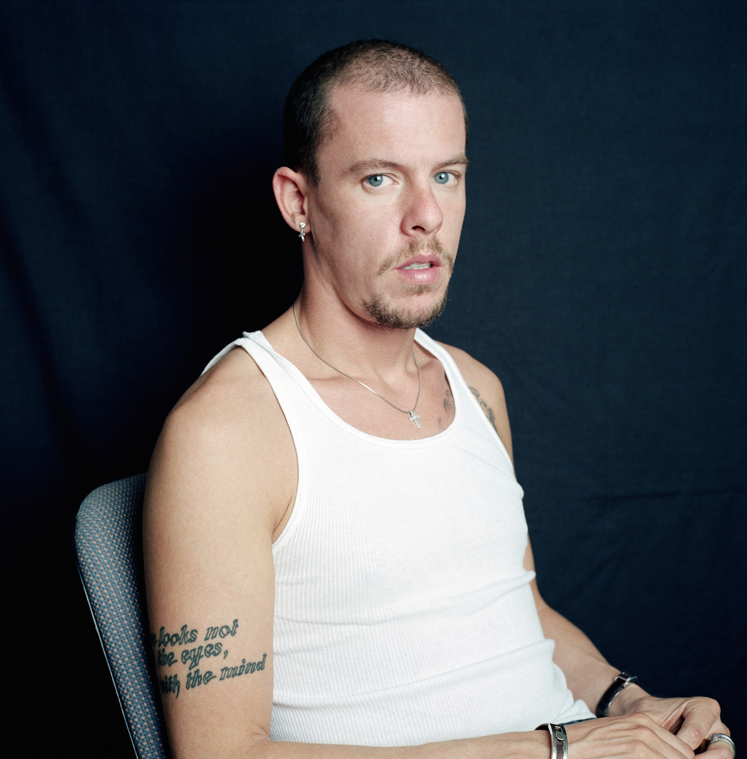Hoe Alexander McQueen evolueerde van 'hooligan met naald' tot