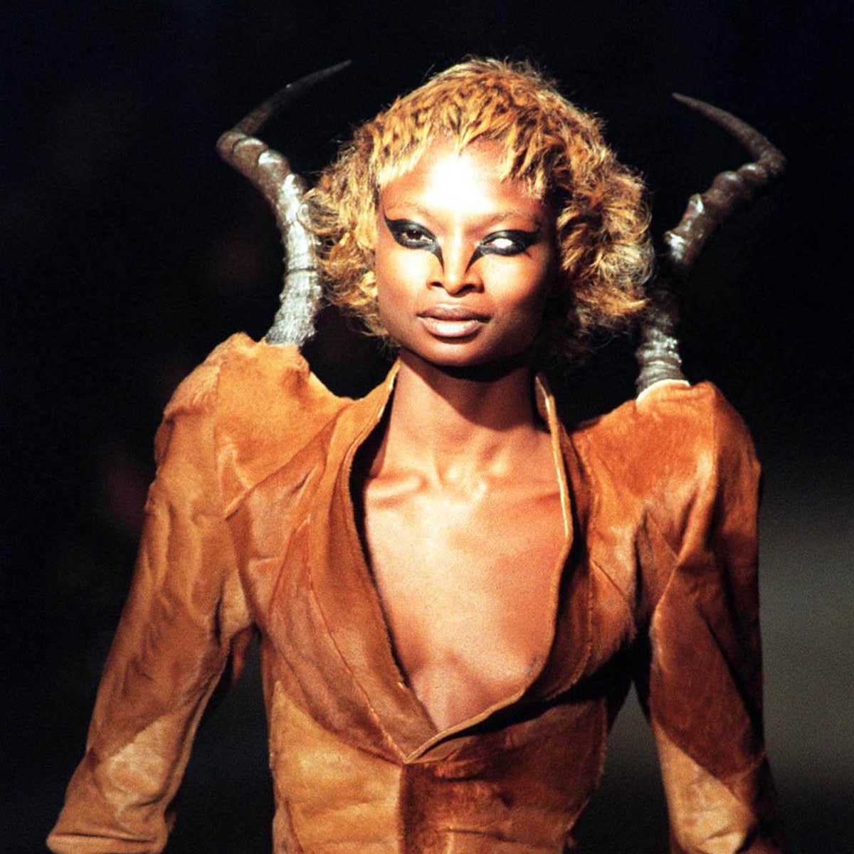 Hoe Alexander McQueen evolueerde van 'hooligan met naald' tot