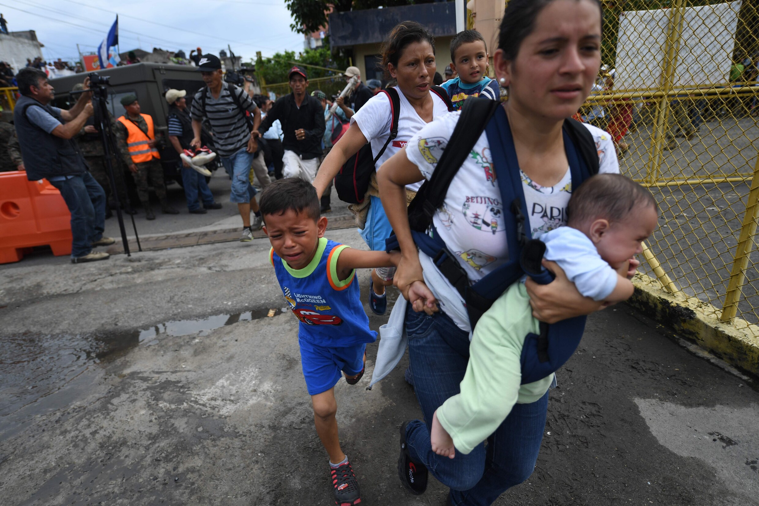 Migranten door Mexicaanse grens gebroken, ondanks bedreigingen van Trump