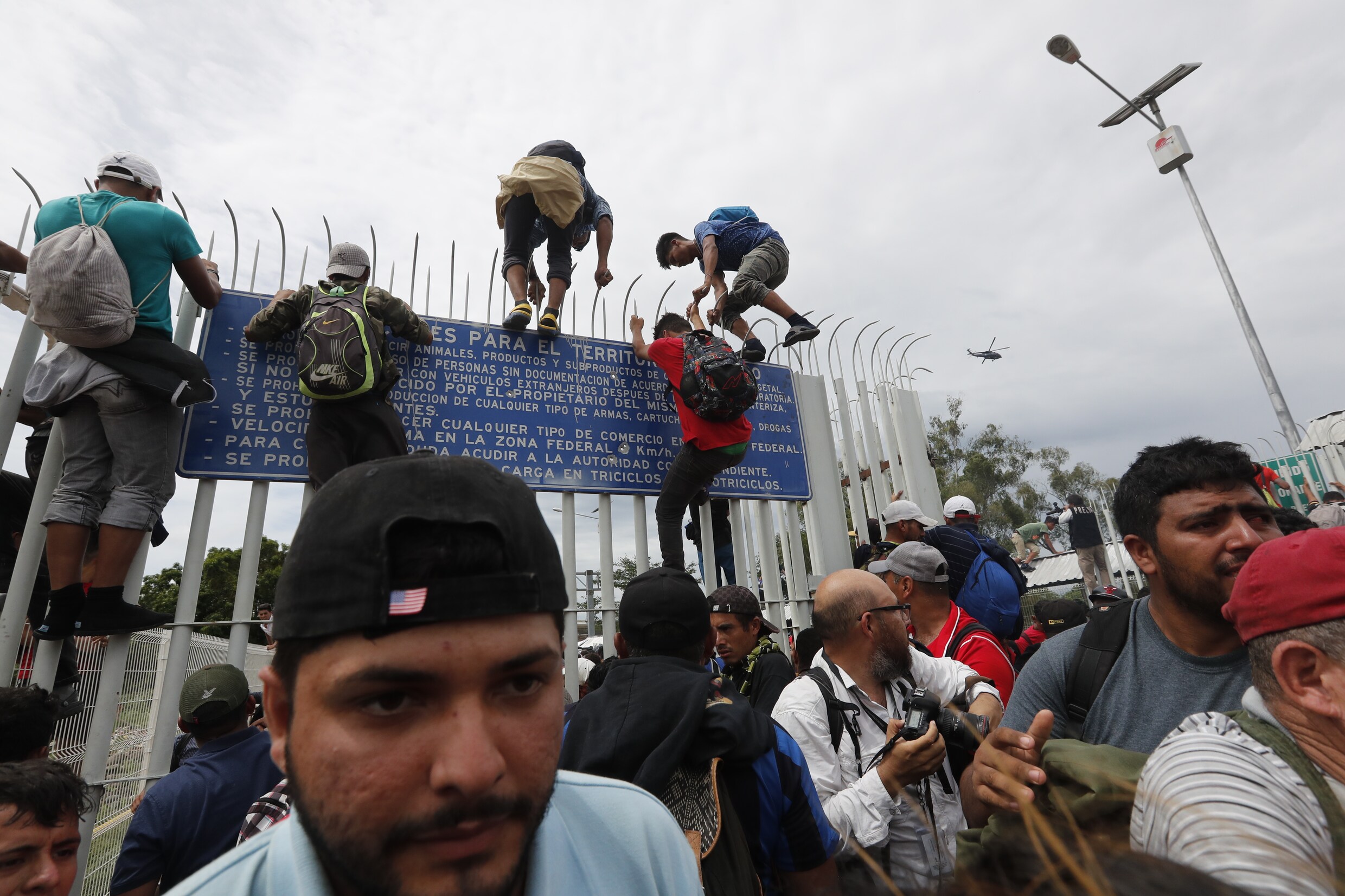 Migranten door Mexicaanse grens gebroken, ondanks bedreigingen van Trump