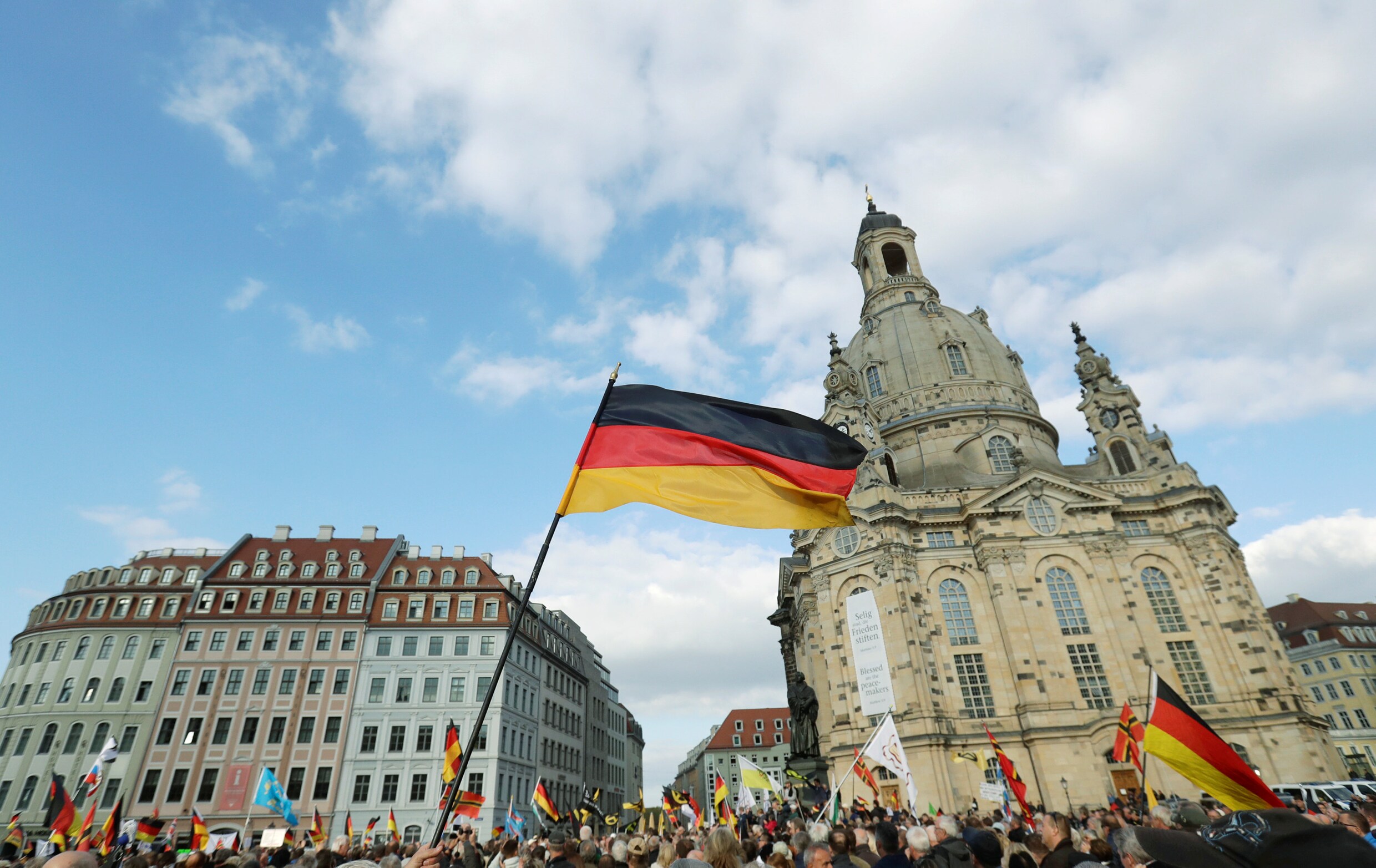 Vlaams Belangers speechen op verjaardag Pegida in Dresden, maar vooral tegenbetoging lokt massa volk
