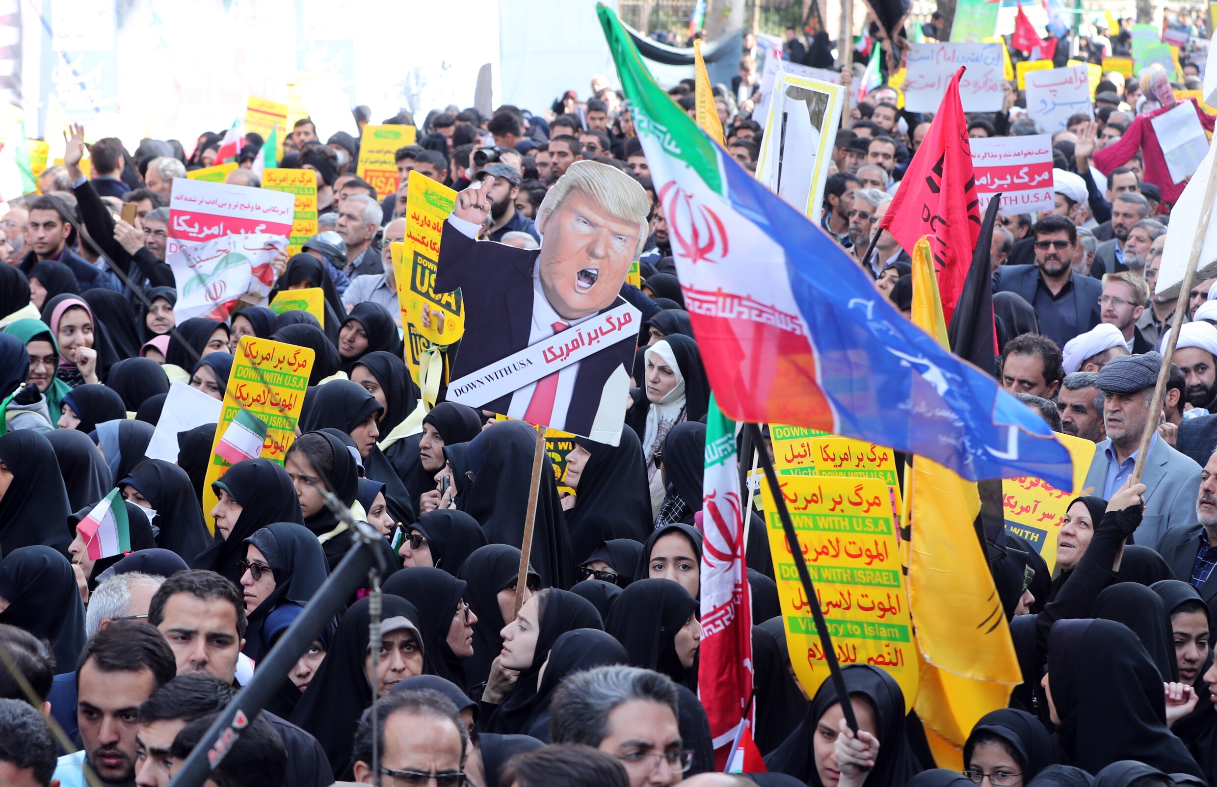 Tienduizenden Iraniërs protesteren tegen economische sancties VS