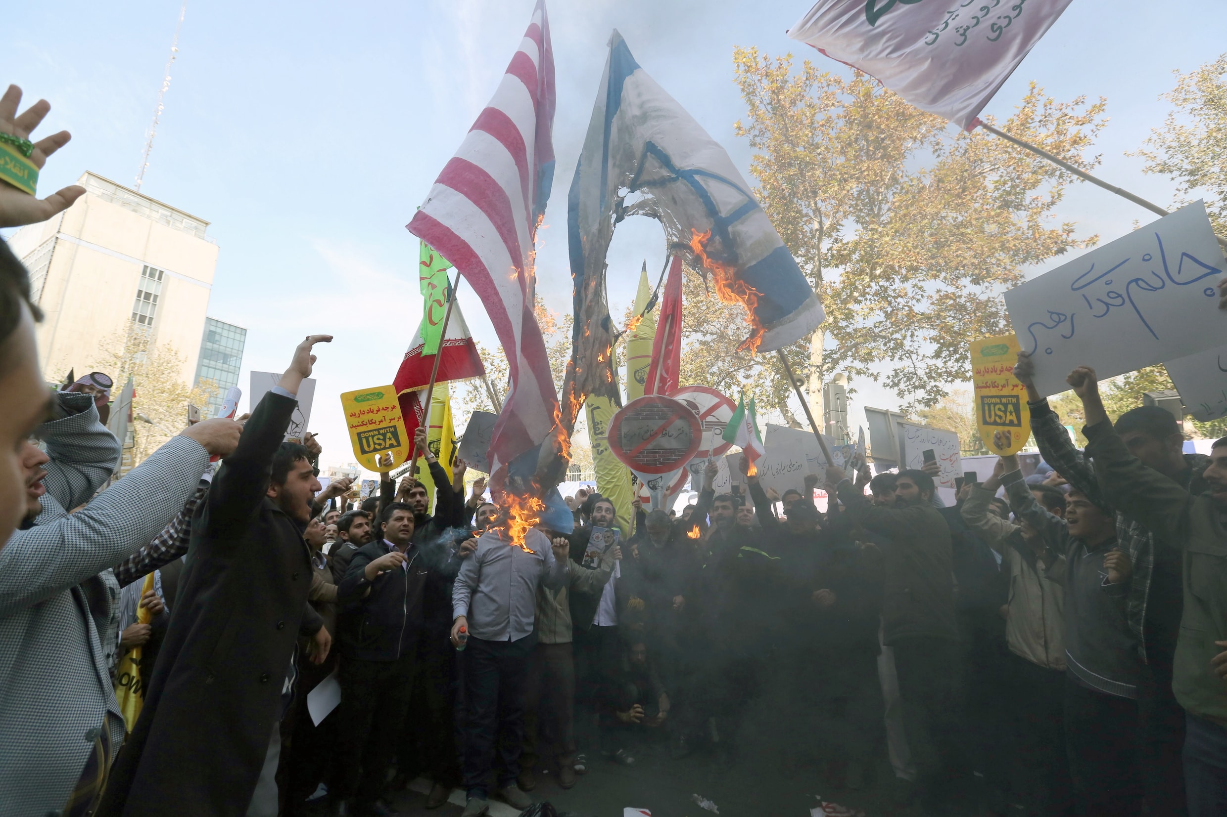 Tienduizenden Iraniërs protesteren tegen economische sancties VS