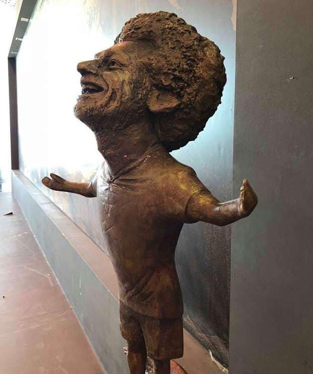 Na Ronaldo heeft nu ook Mo Salah zijn eigen bizarre standbeeld