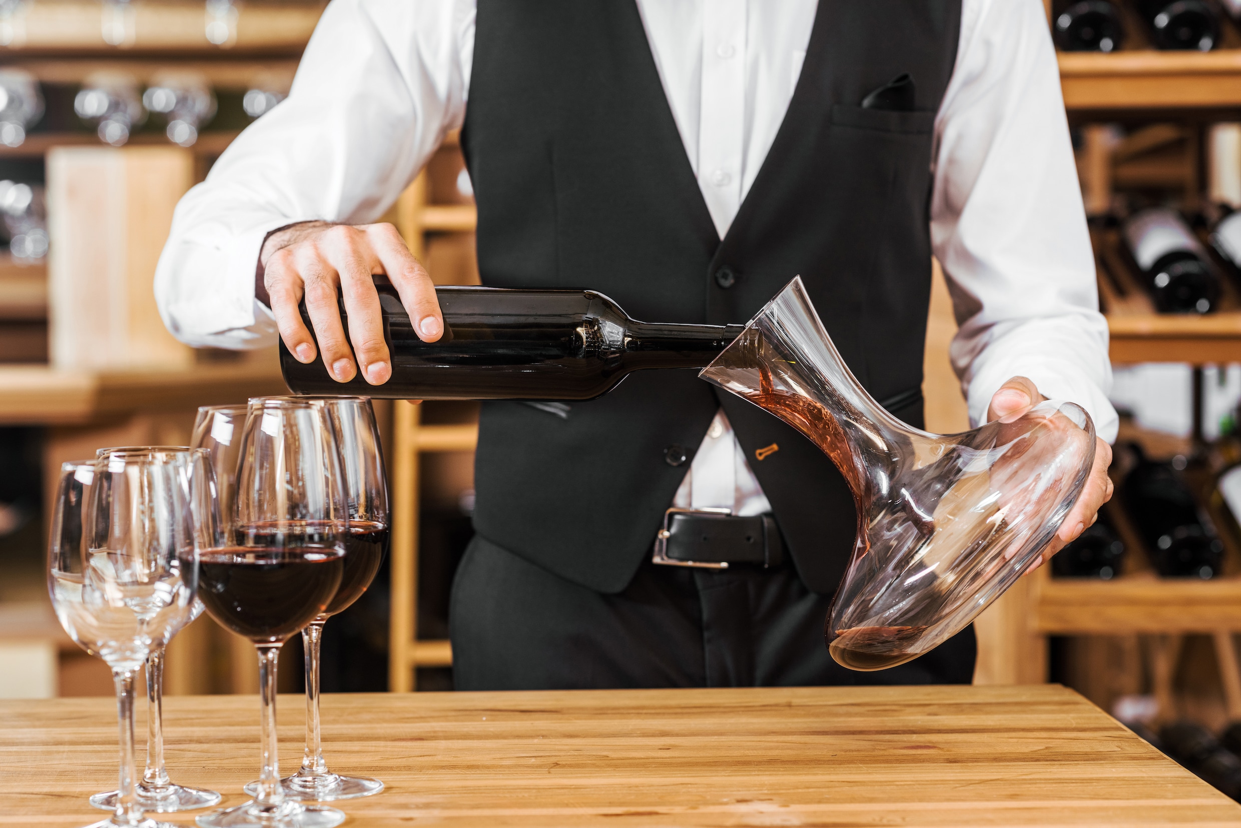 Welke wijn mag je decanteren, en hoe doe je dat precies? | De Morgen