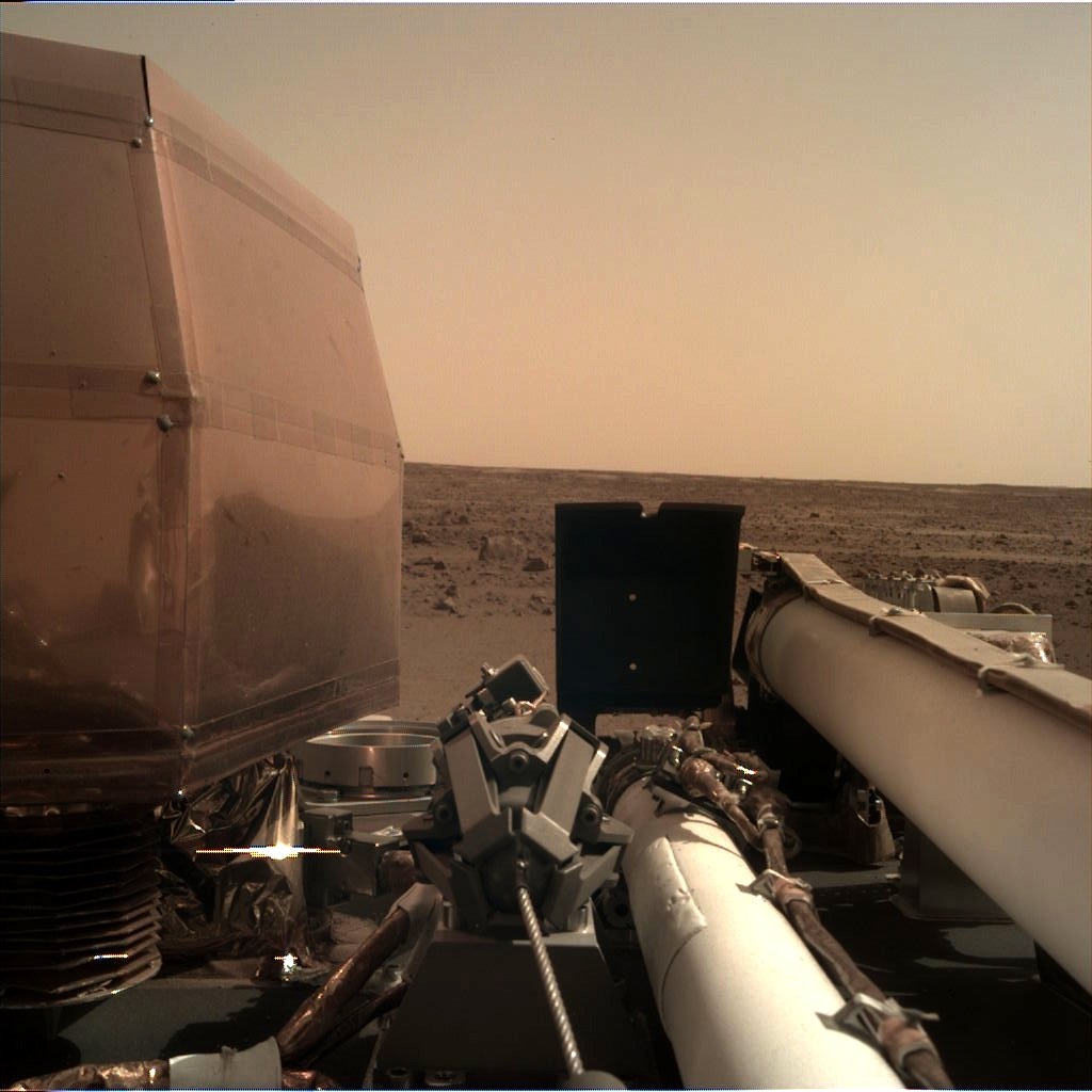 NASA deelt eerste prachtige foto van omgeving marslander InSight