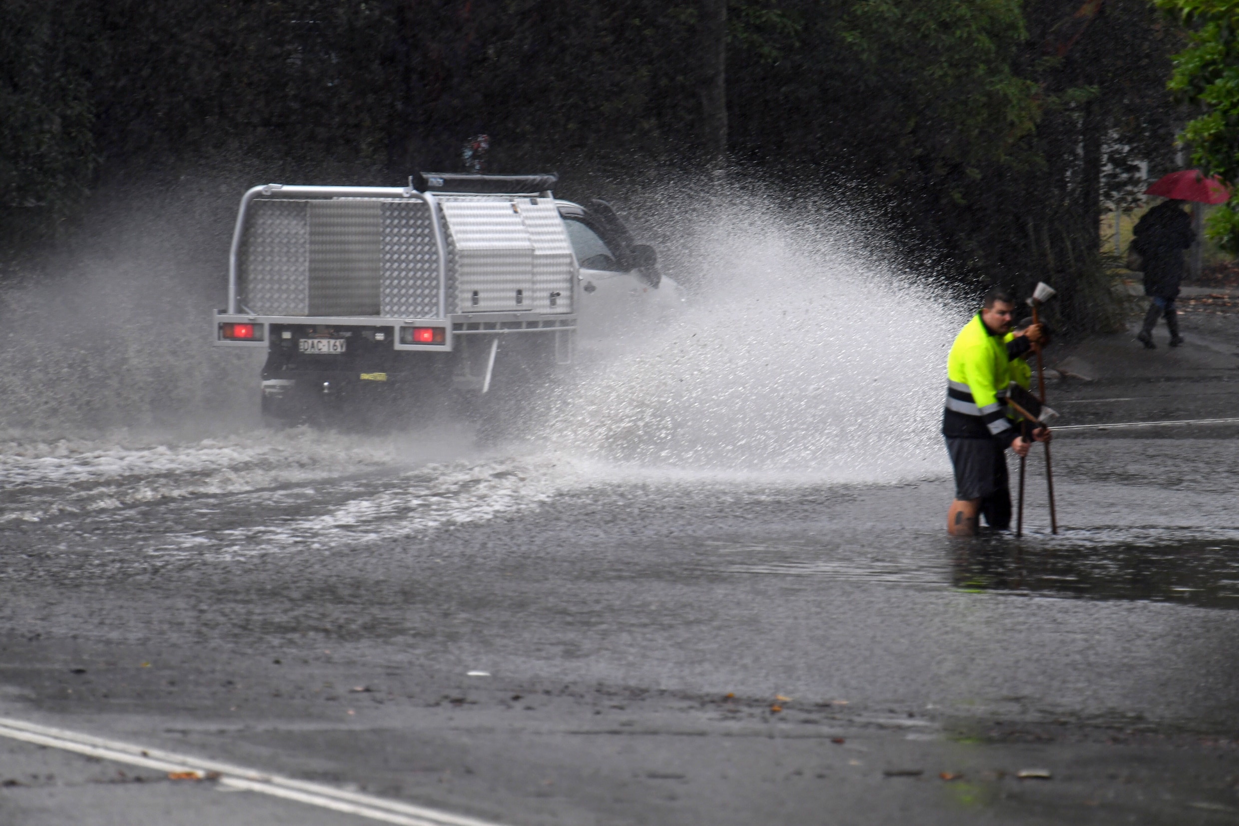 Extreem weer in Australië: zware regenval in Sydney, felle bosbranden in Queensland