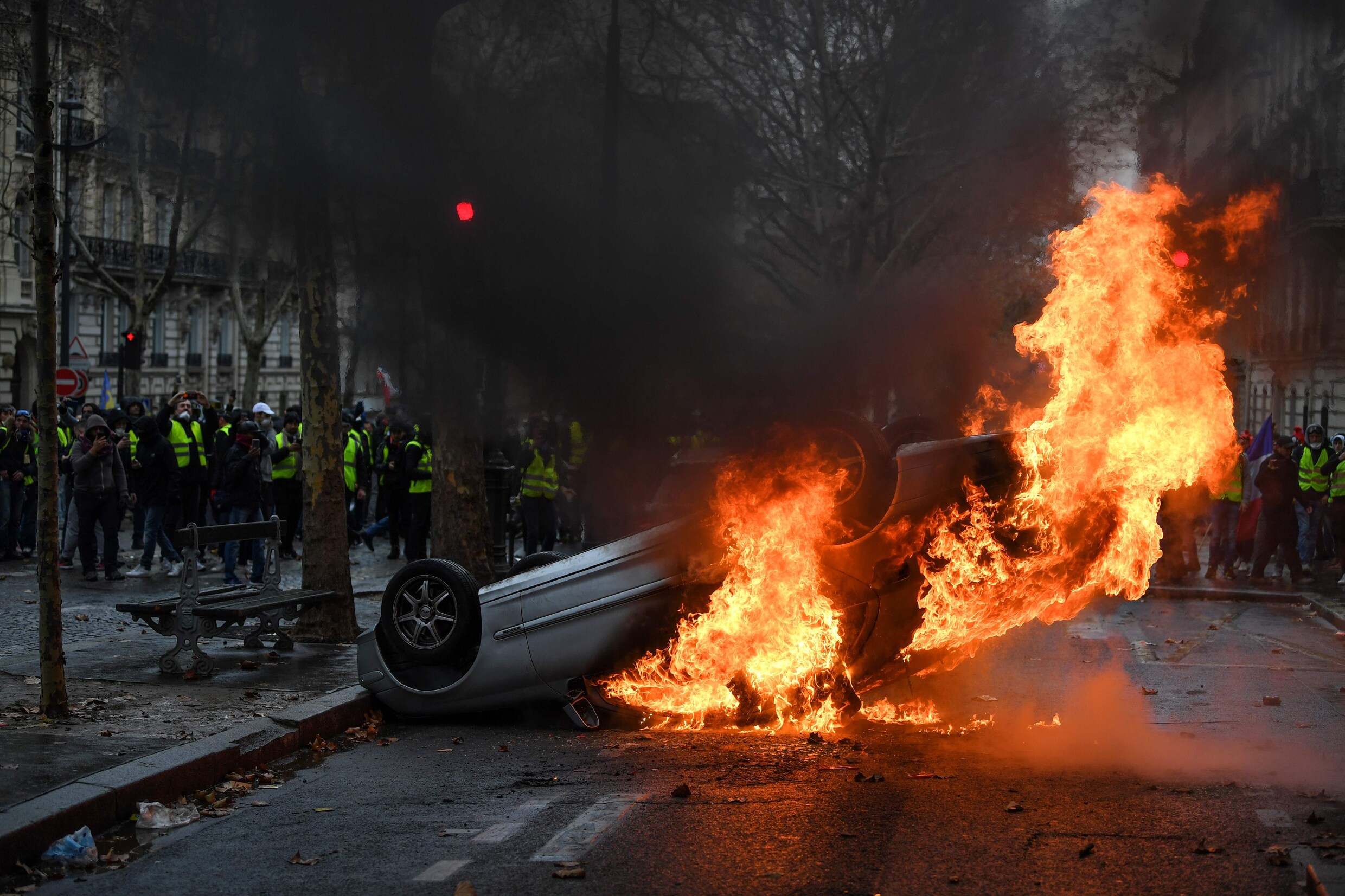Betoging ‘gele hesjes’ loopt uit de hand in Parijs: 378 mensen opgepakt, 133gewonden, plunderingen en auto’s in brand gestoken