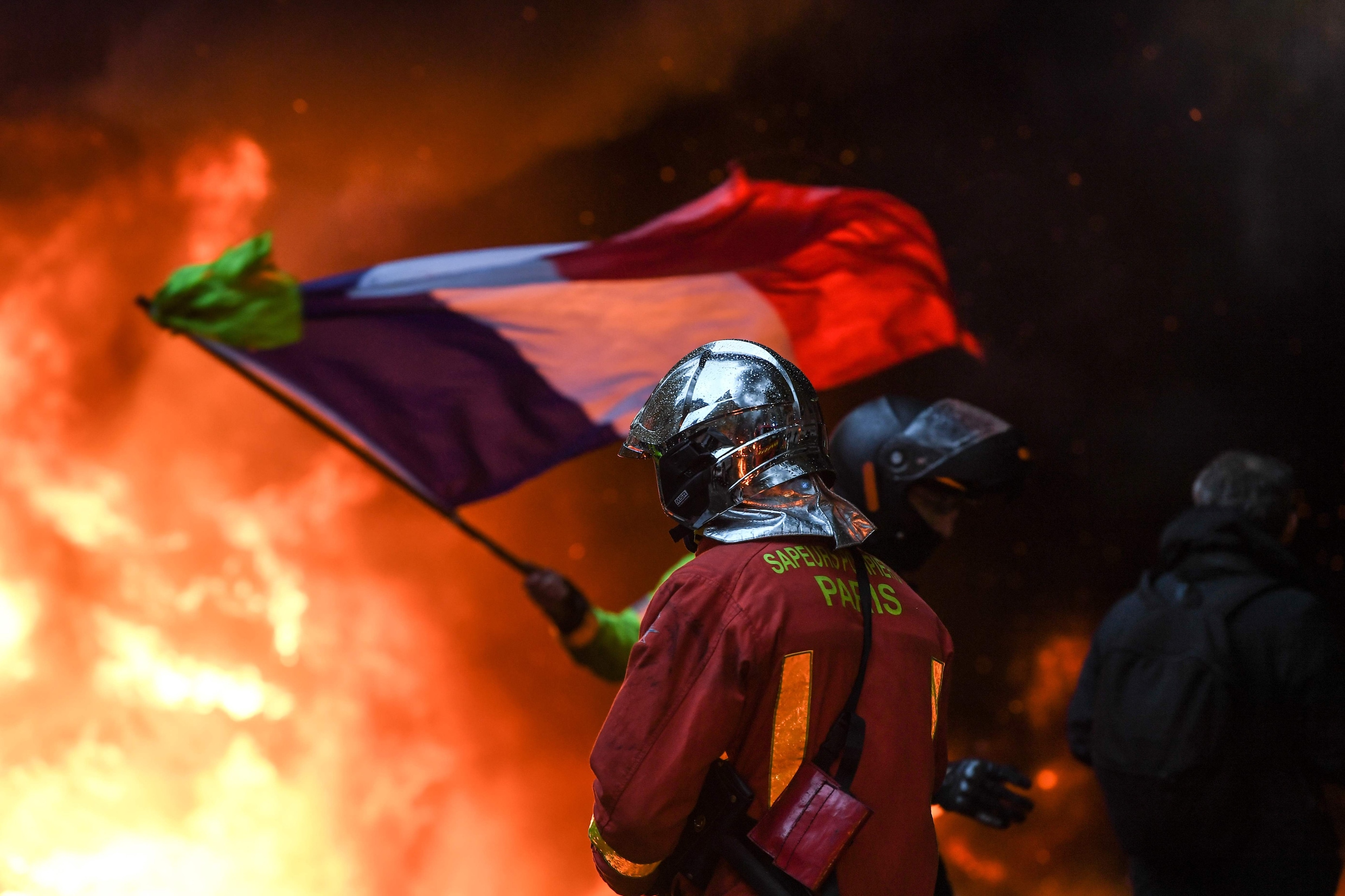 Betoging ‘gele hesjes’ loopt uit de hand in Parijs: 378 mensen opgepakt, 133gewonden, plunderingen en auto’s in brand gestoken