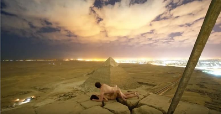 Twee arrestaties na naaktfoto op top van piramide in Egypte