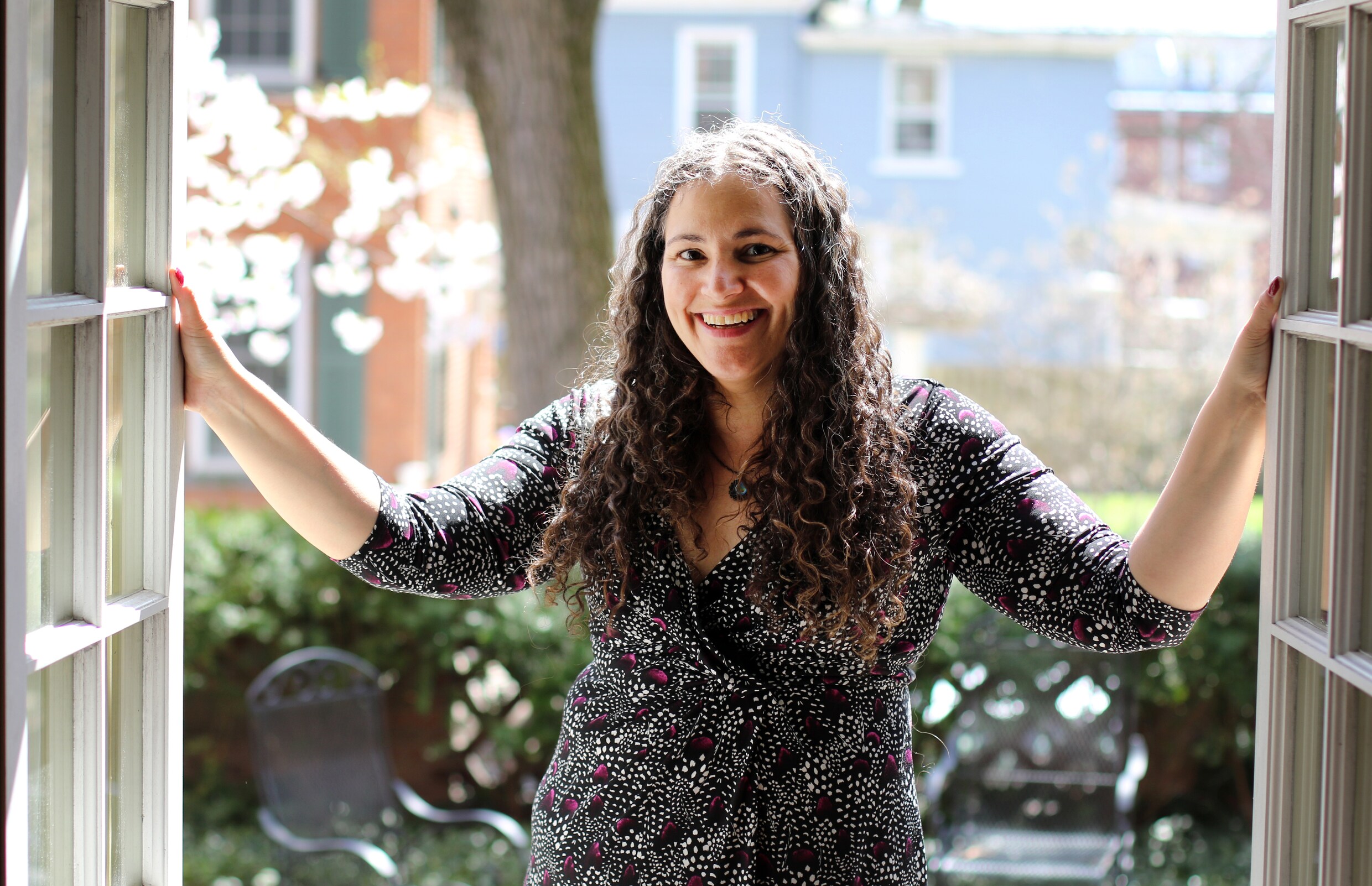 Professor Laurie Santos geeft ‘happiness-colleges’ aan Yale: “Gelukkig zijn kun je leren”