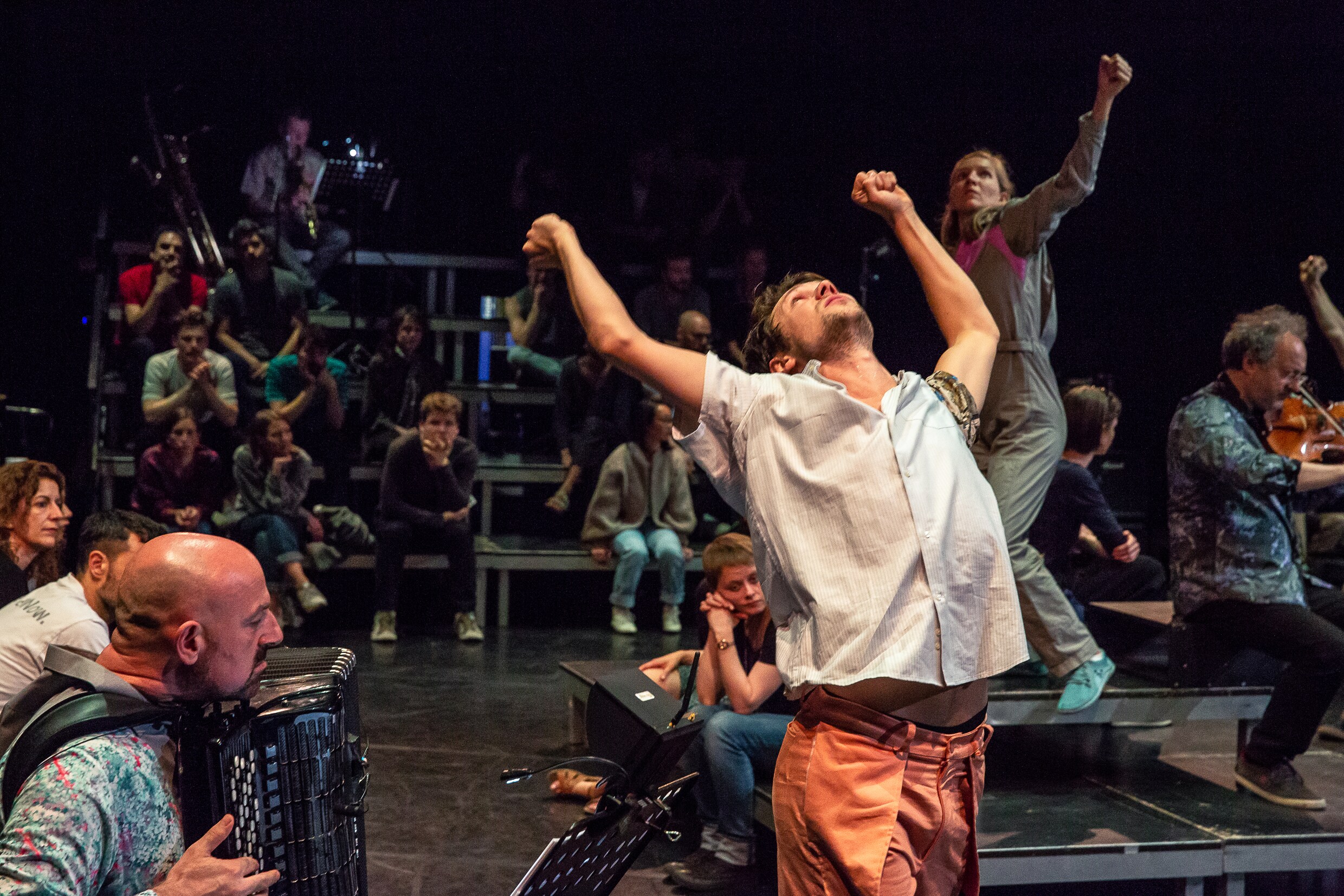 Choreograaf Daniel Linehan palmt deSingel in met vibrerende dans | De ...