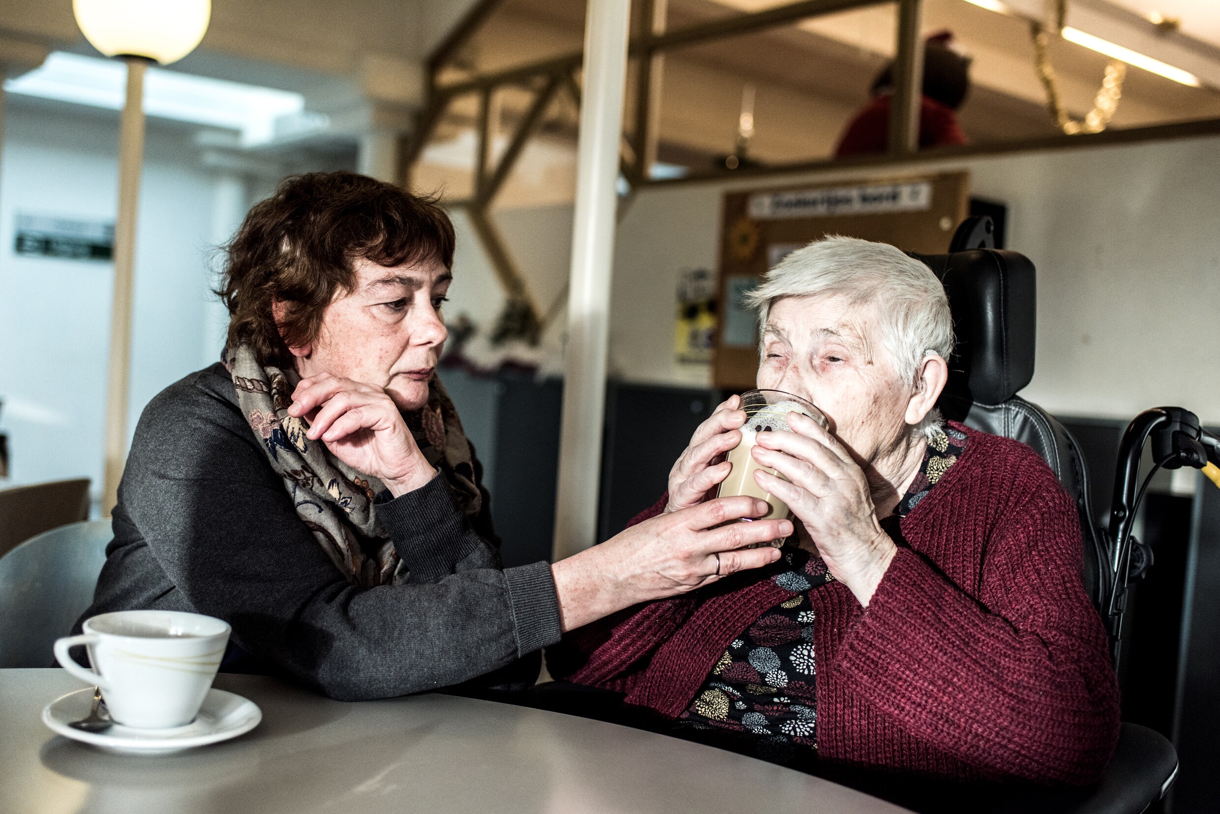 Een dag in het rusthuis voor mensen met dementie: “Waar blijven de ...