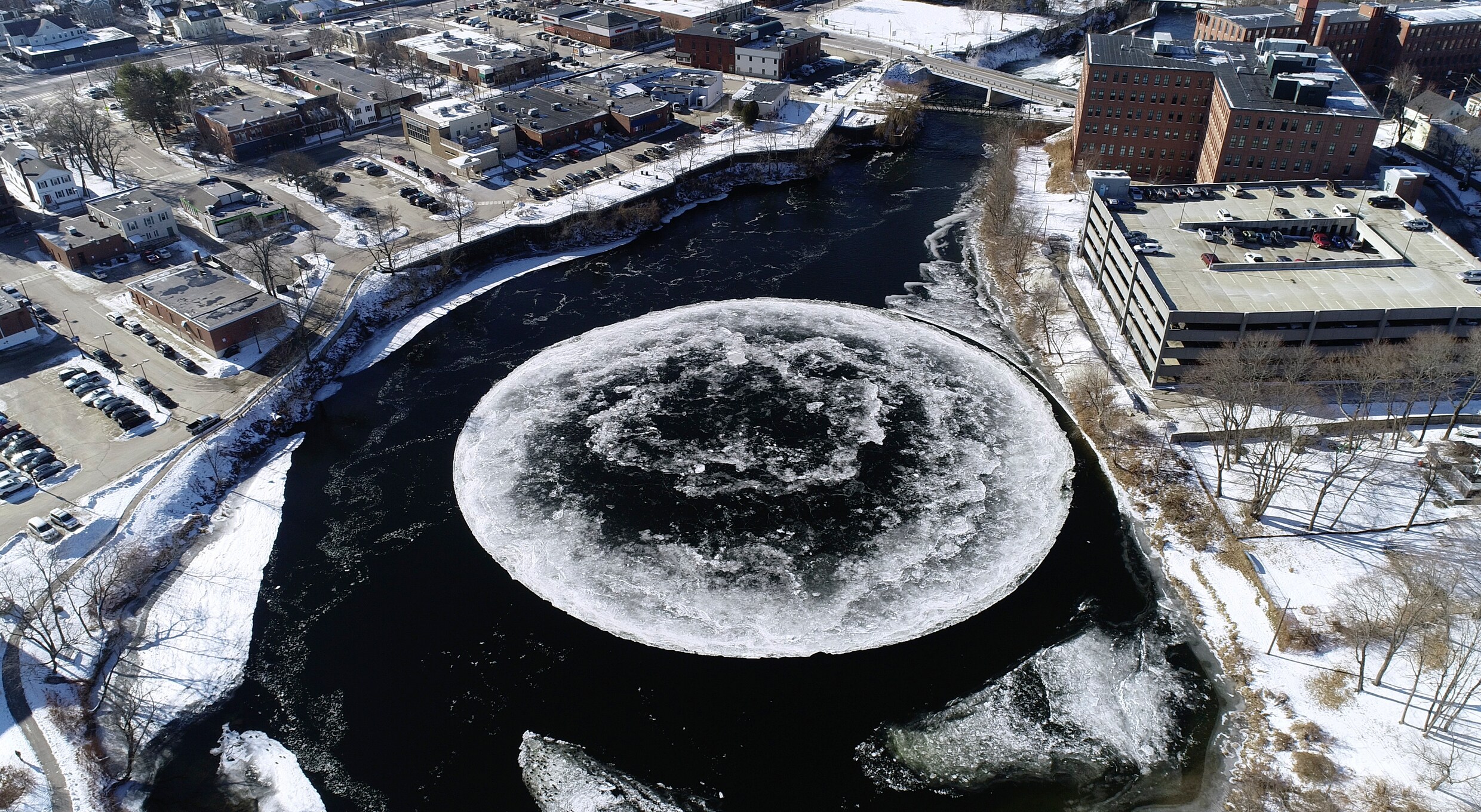 Bizar natuurfenomeen doet ‘ijsschijf’ van 91 meter ontstaan op Amerikaanse rivier