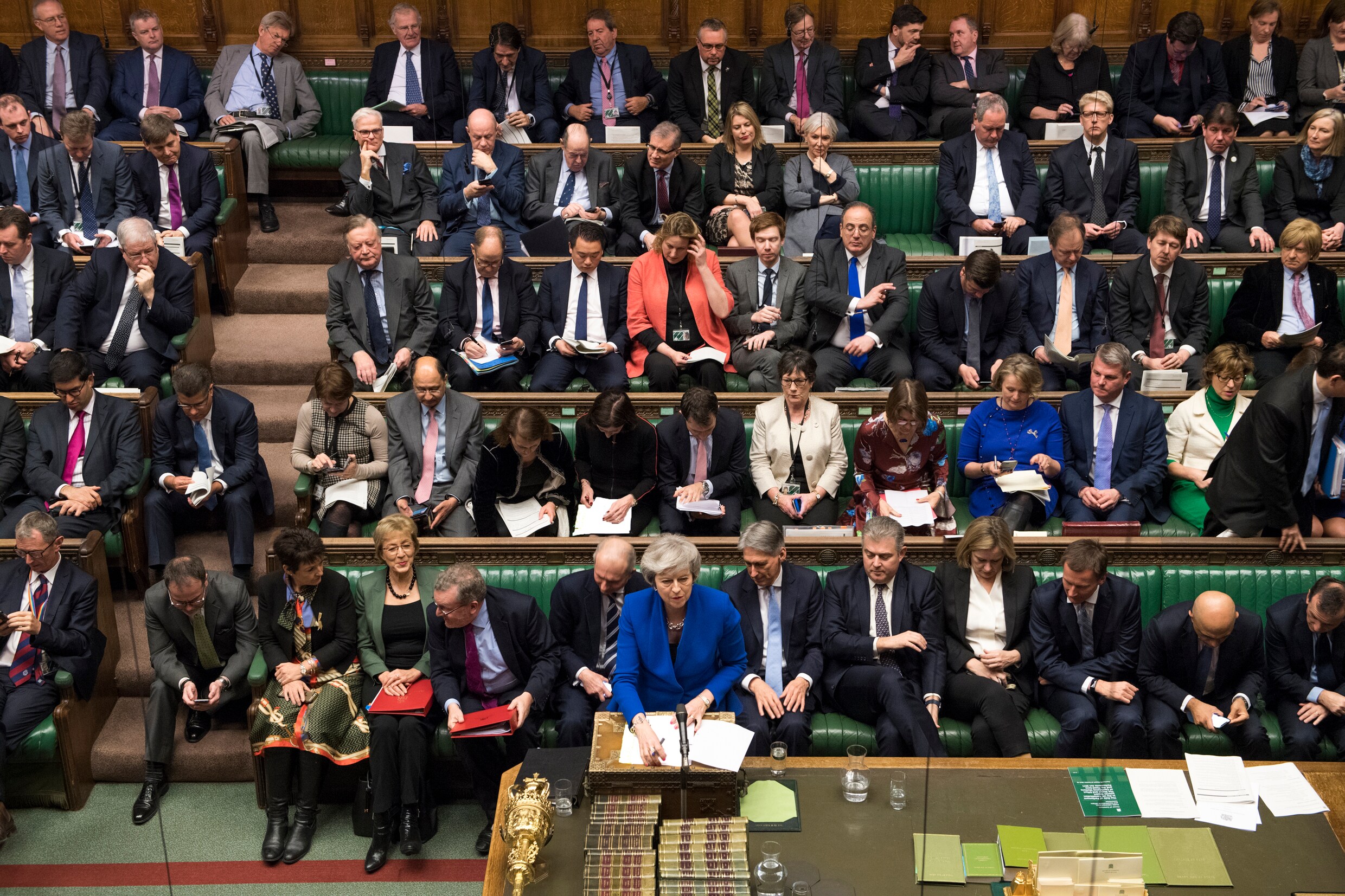 Angst voor Jeremy Corbyn redt Theresa May: motie van wantrouwen niet aangenomen