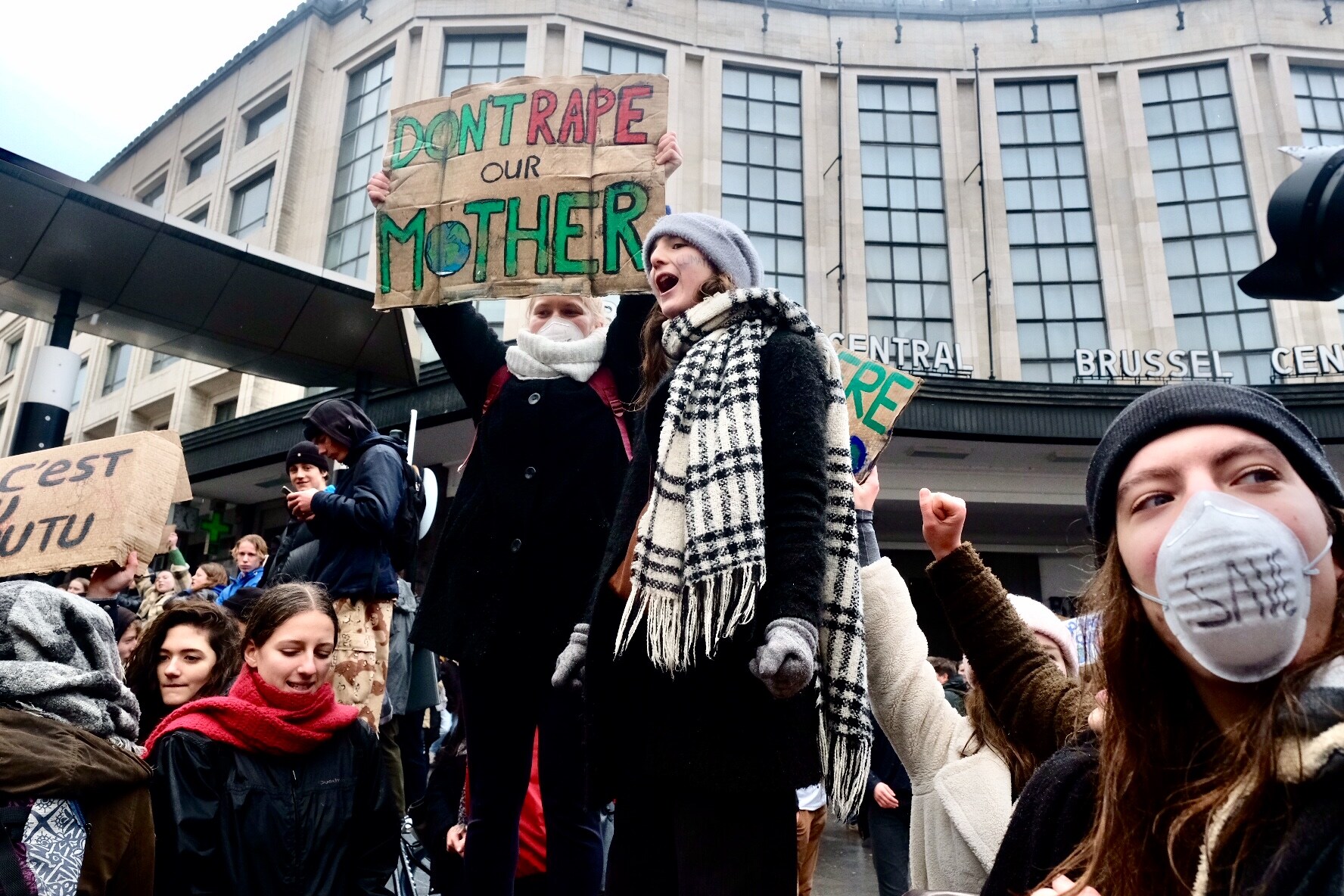 Enorme opkomst ‘klimaatspijbelaars’: 12.500 jongeren nemen deel aan mars in Brussel