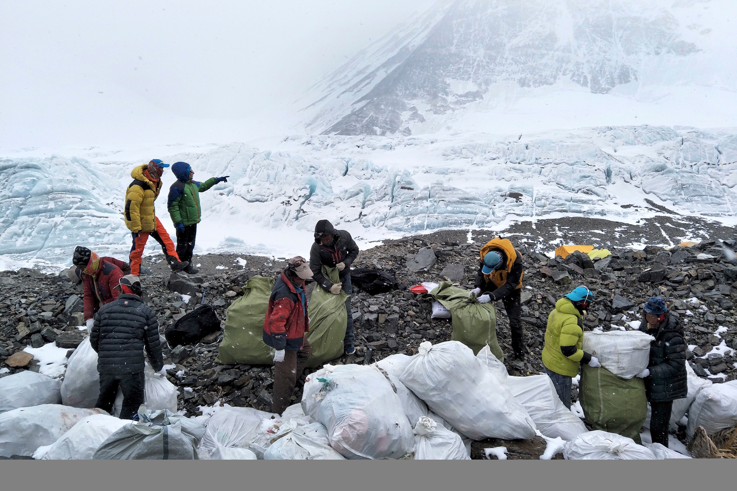 “Berg van afval”: toeristen niet meer welkom op Chinees basiskamp op Mount Everest