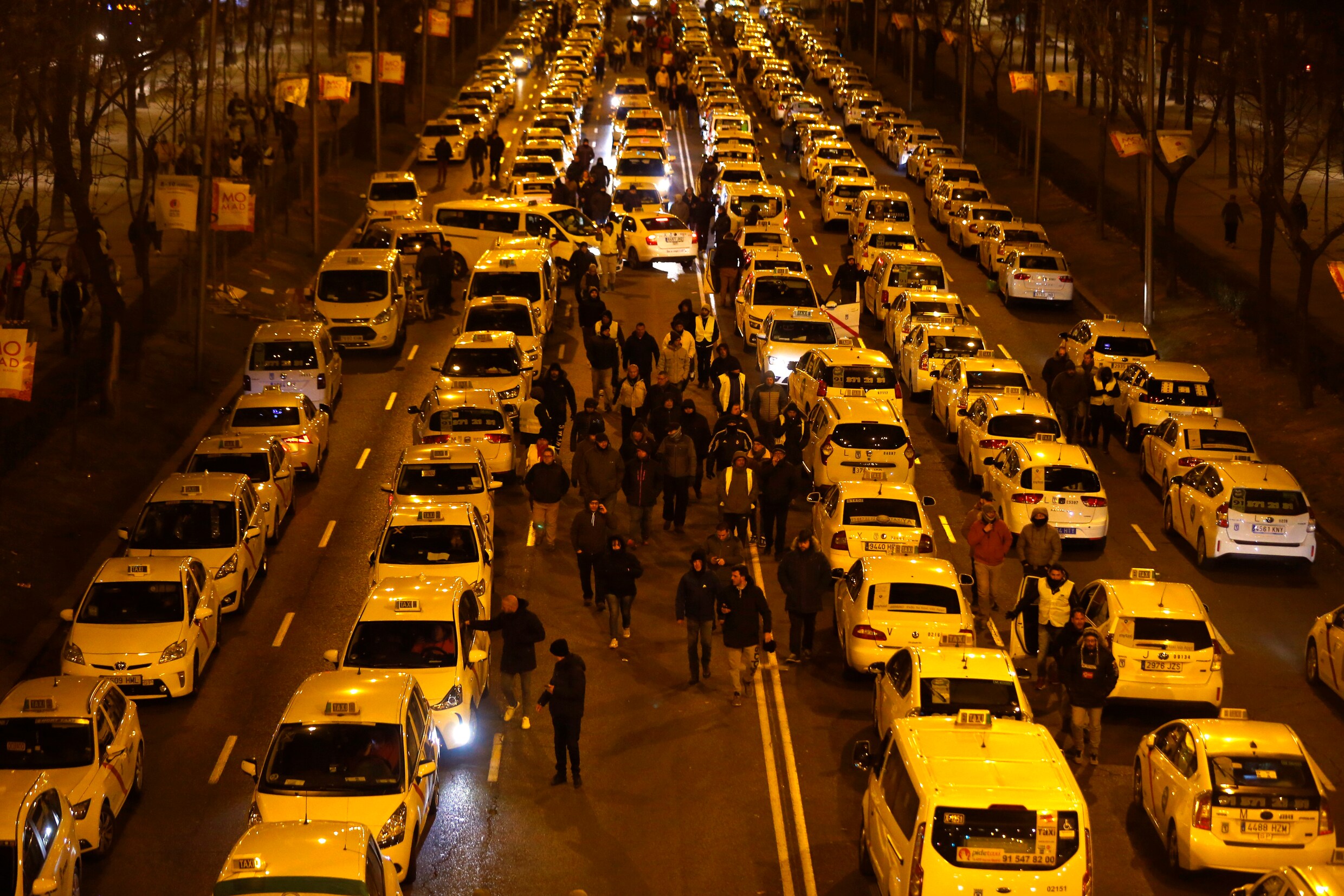 Grootschalig protest tegen Uber in Madrid: taxi’s leggen verkeer lam