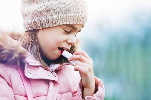 Test-Aankoop waarschuwt: “Lippenbalsems voor kinderen bevatten schadelijke stoffen”