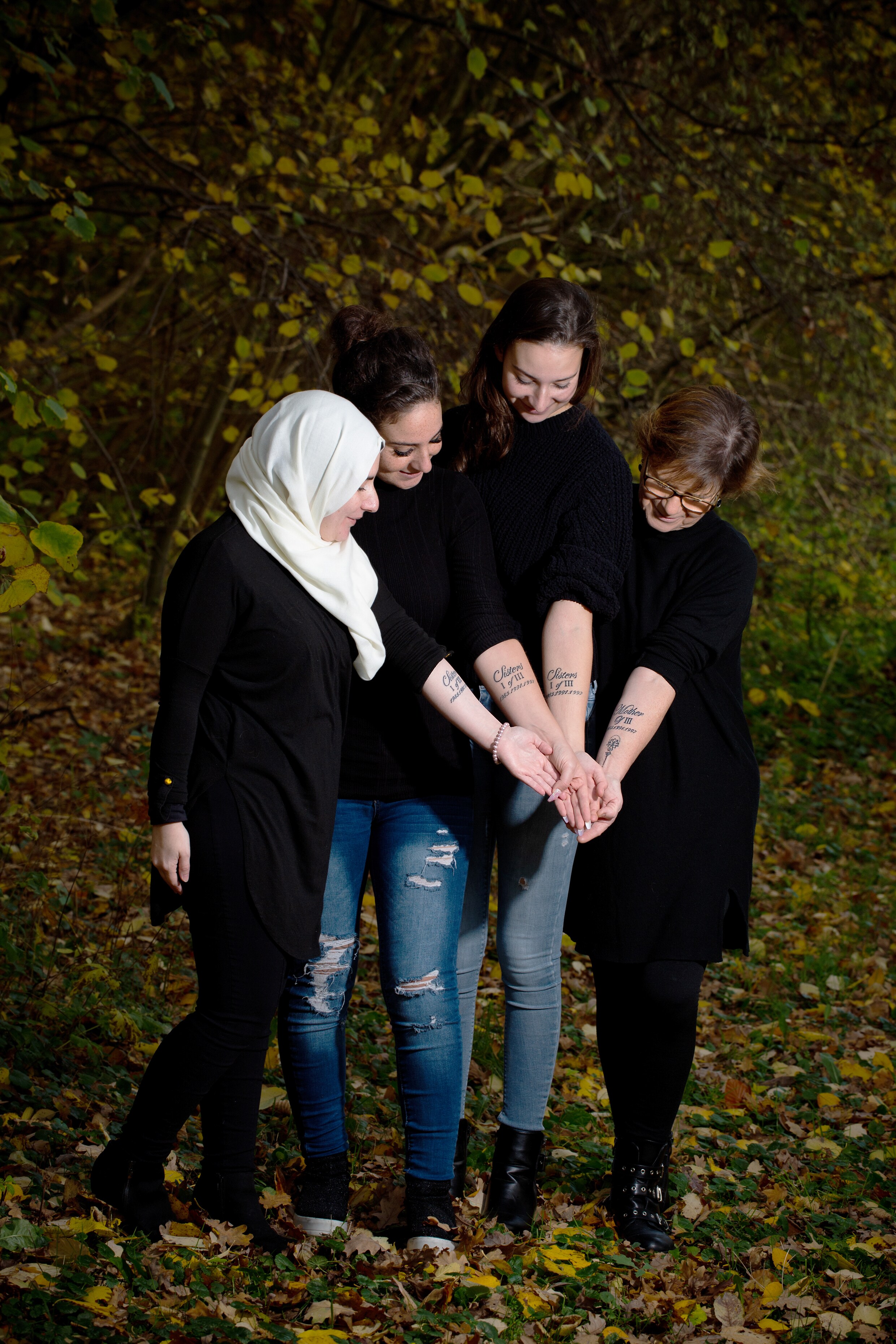 Zussen Monira (33), Miriam (27) en Nisma (21) met moeder Birgit (58)