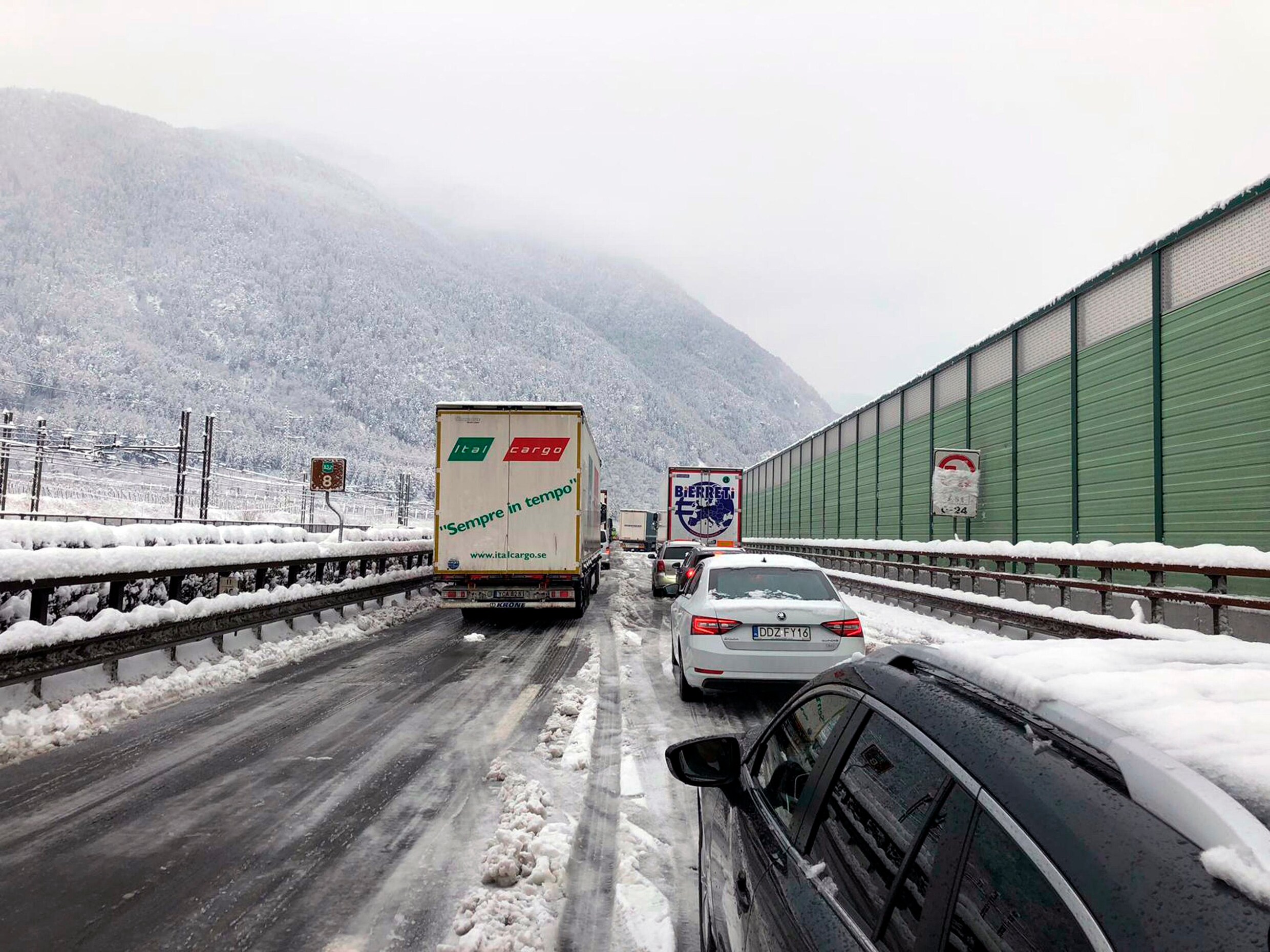 Sneeuwchaos in Italië: Brennerpas zit potdicht