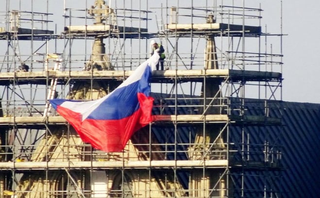 Russische vlag opgehangen aan kathedraal in Salisbury, waar dubbelspion werd vergiftigd